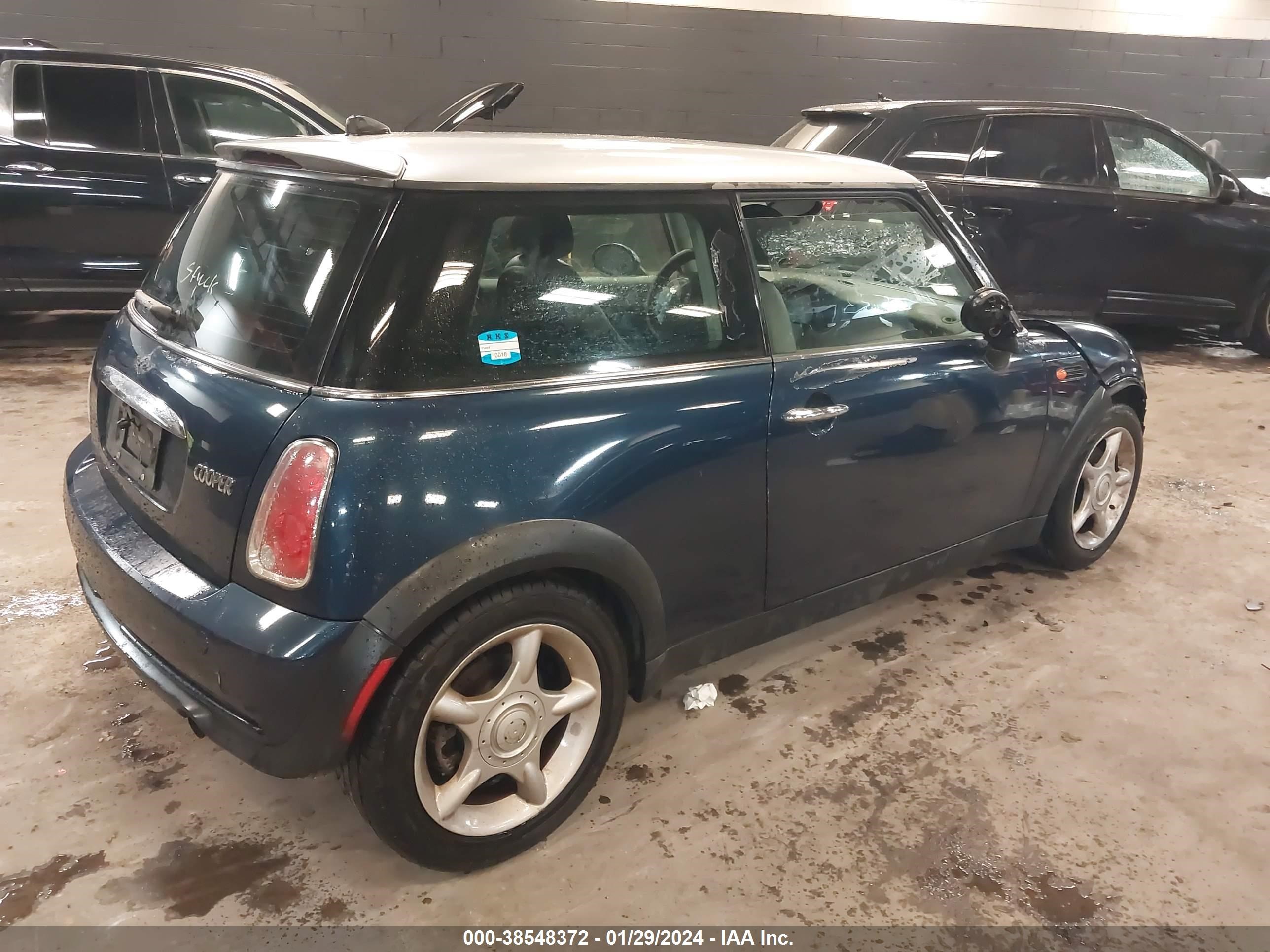 Photo 3 VIN: WMWRH33586TL93775 - MINI COOPER 