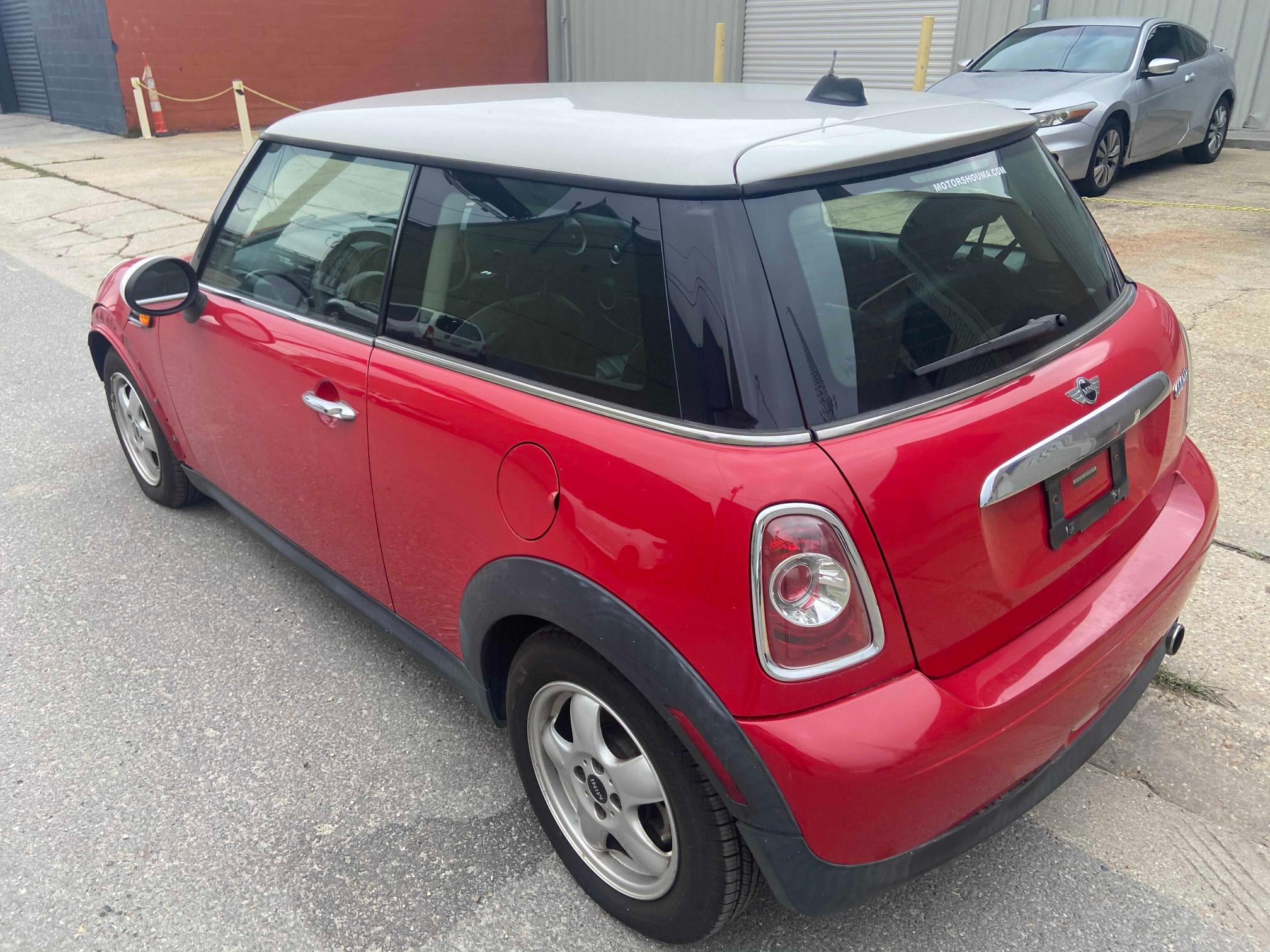 Photo 2 VIN: WMWSU3C5XBT099558 - MINI COOPER 