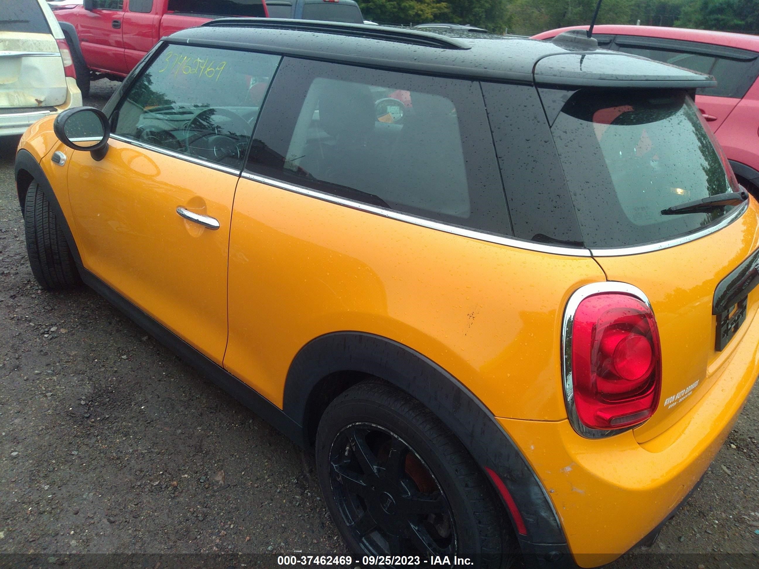 Photo 2 VIN: WMWXP5C50G3B76232 - MINI COOPER 