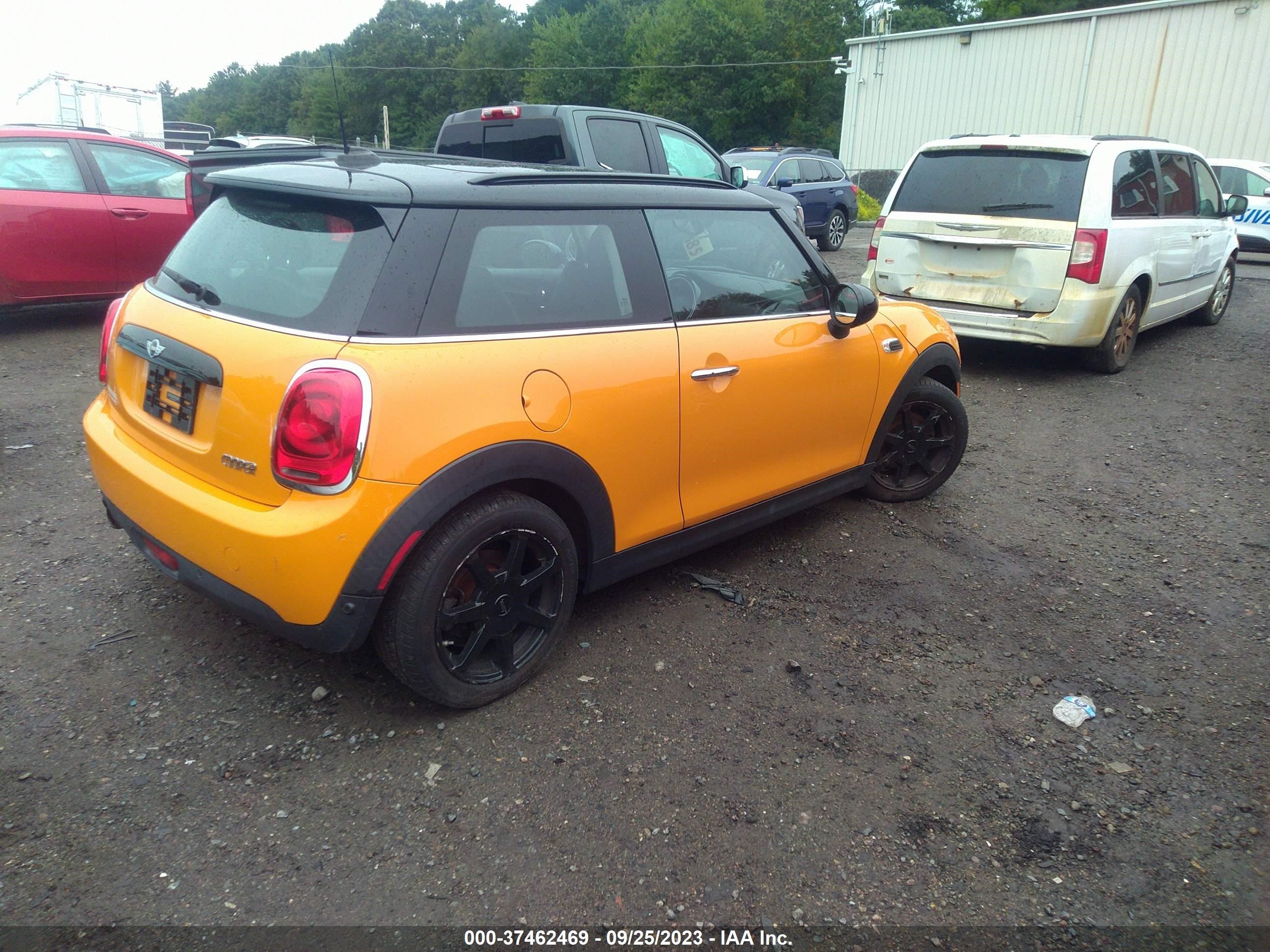 Photo 3 VIN: WMWXP5C50G3B76232 - MINI COOPER 