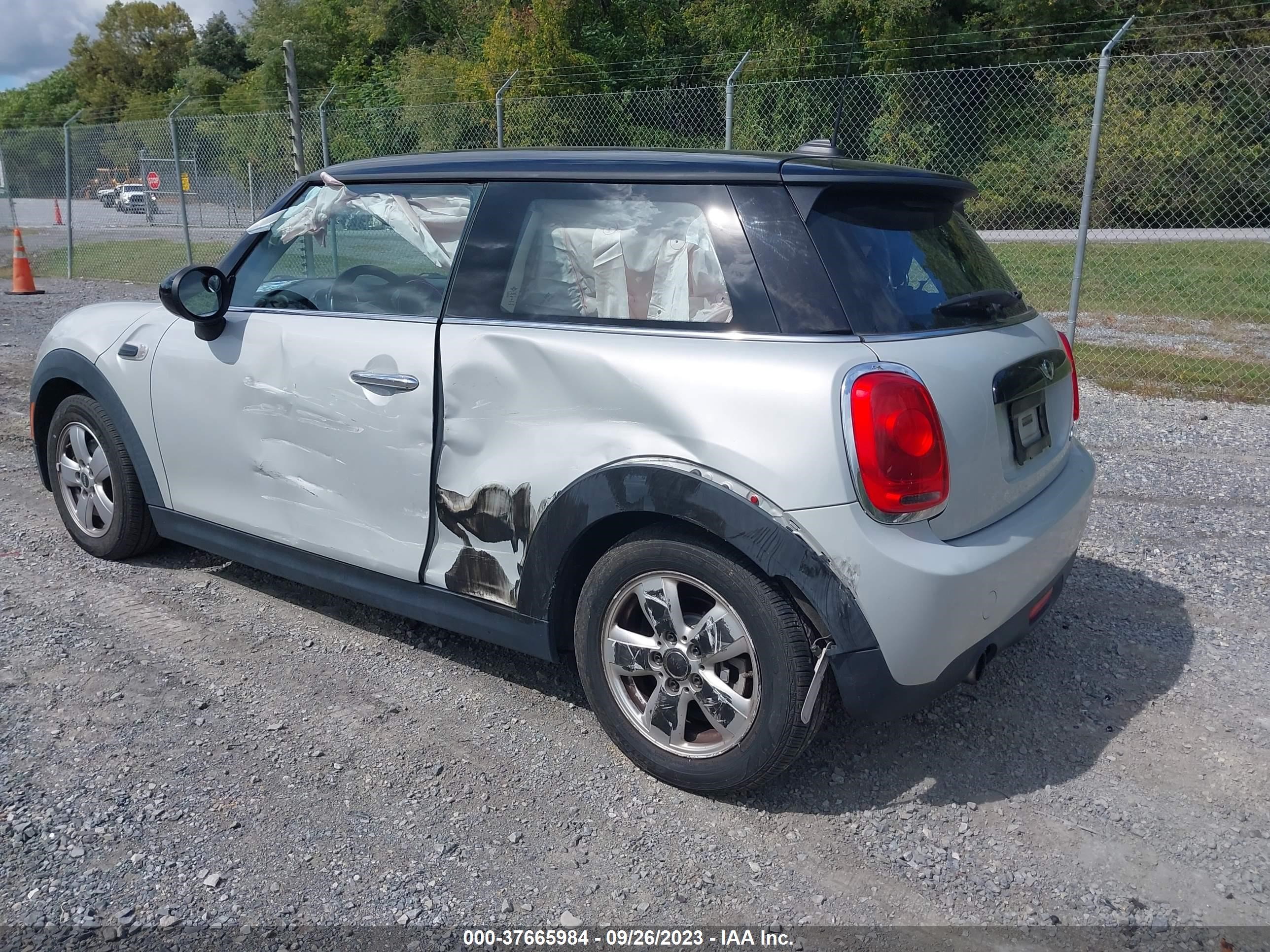 Photo 2 VIN: WMWXP5C51G2D14849 - MINI COOPER 