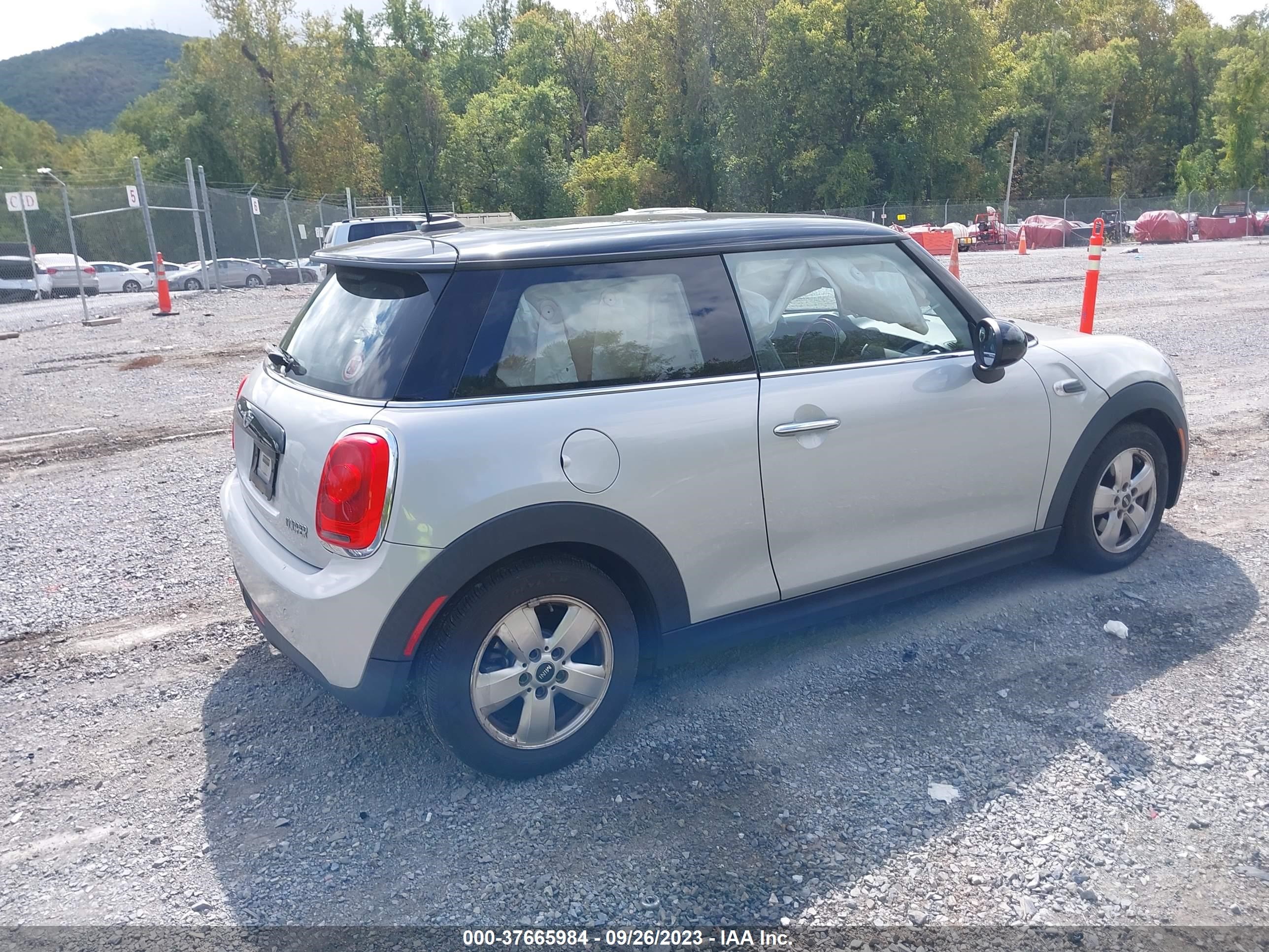 Photo 3 VIN: WMWXP5C51G2D14849 - MINI COOPER 