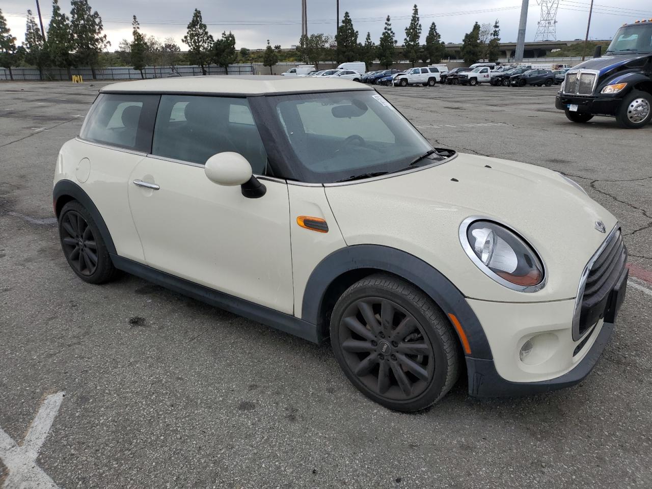 Photo 3 VIN: WMWXP5C58J2H29075 - MINI COOPER 