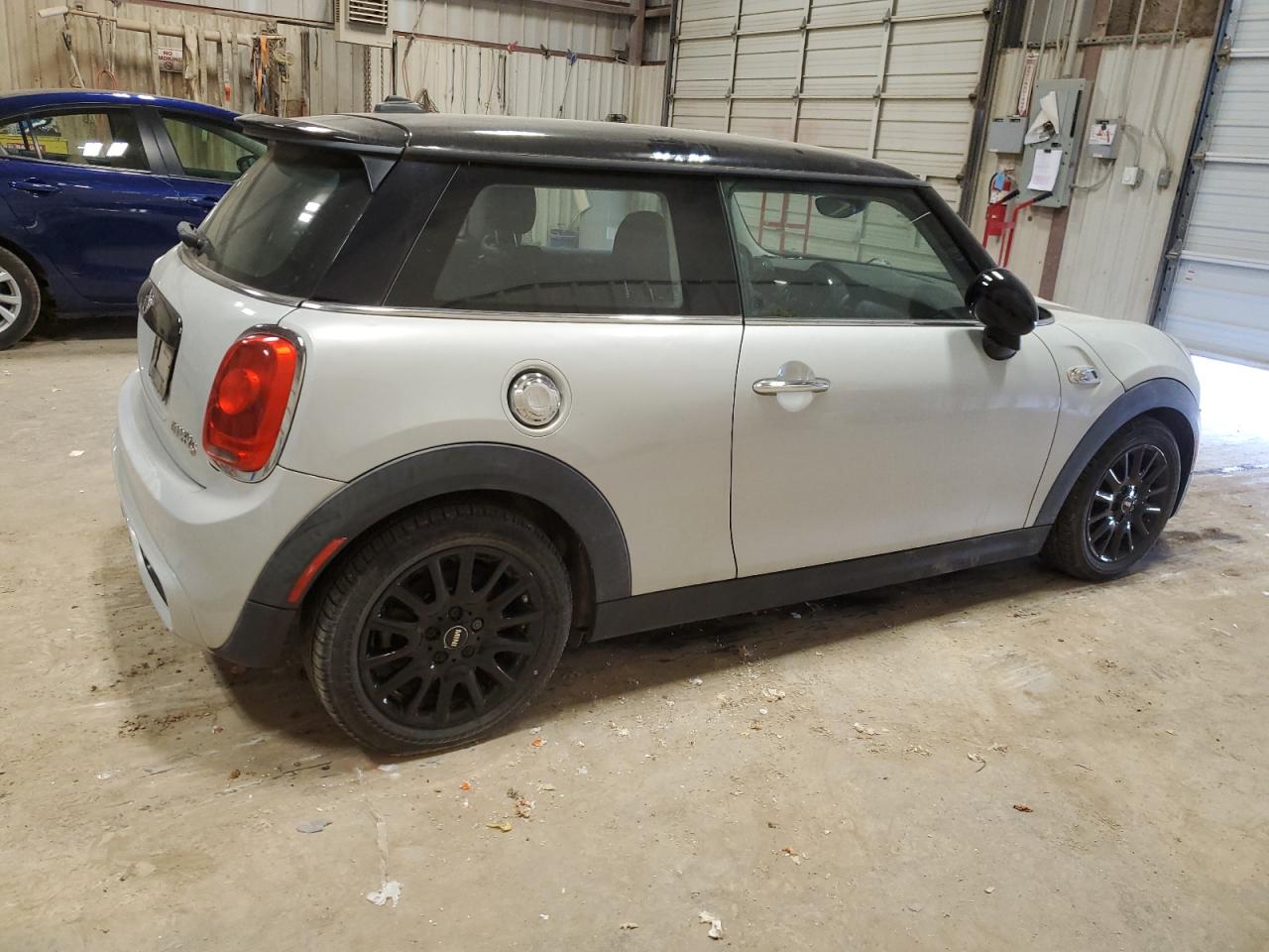 Photo 2 VIN: WMWXP7C51F2A60781 - MINI COOPER 