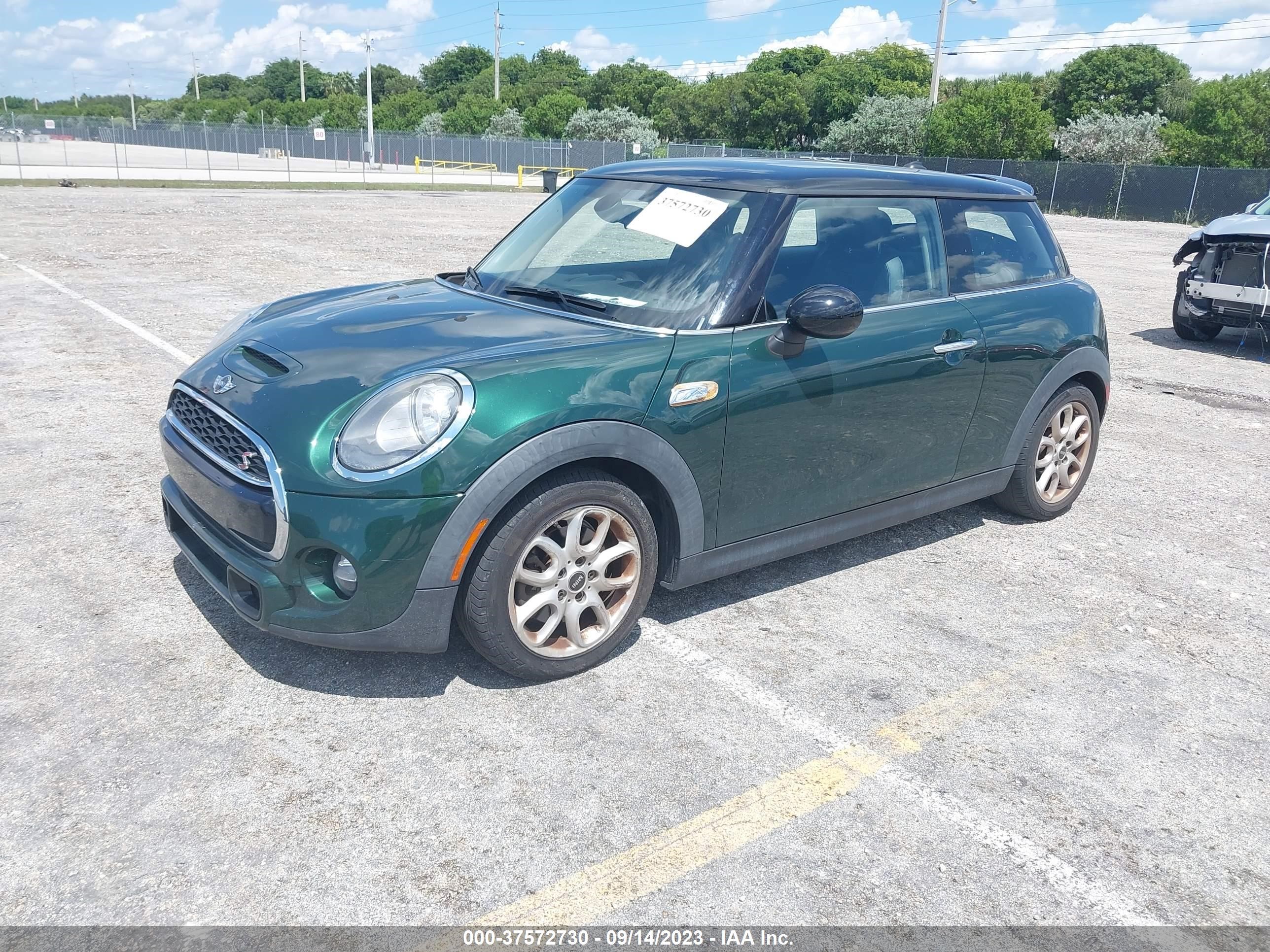 Photo 1 VIN: WMWXP7C59G2A43602 - MINI HARD TOP 