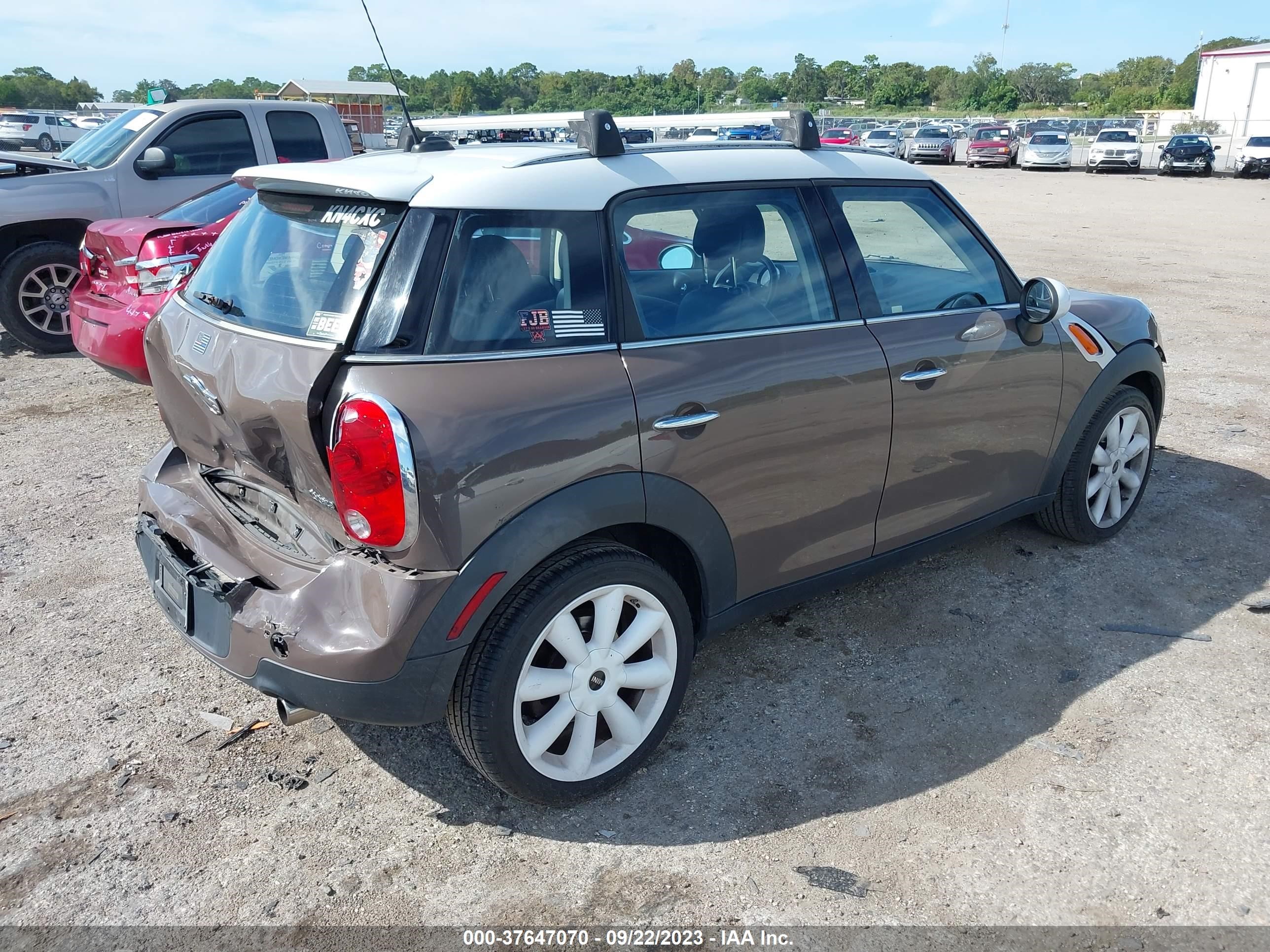 Photo 3 VIN: WMWZB3C53BWM29267 - MINI COUNTRYMAN 