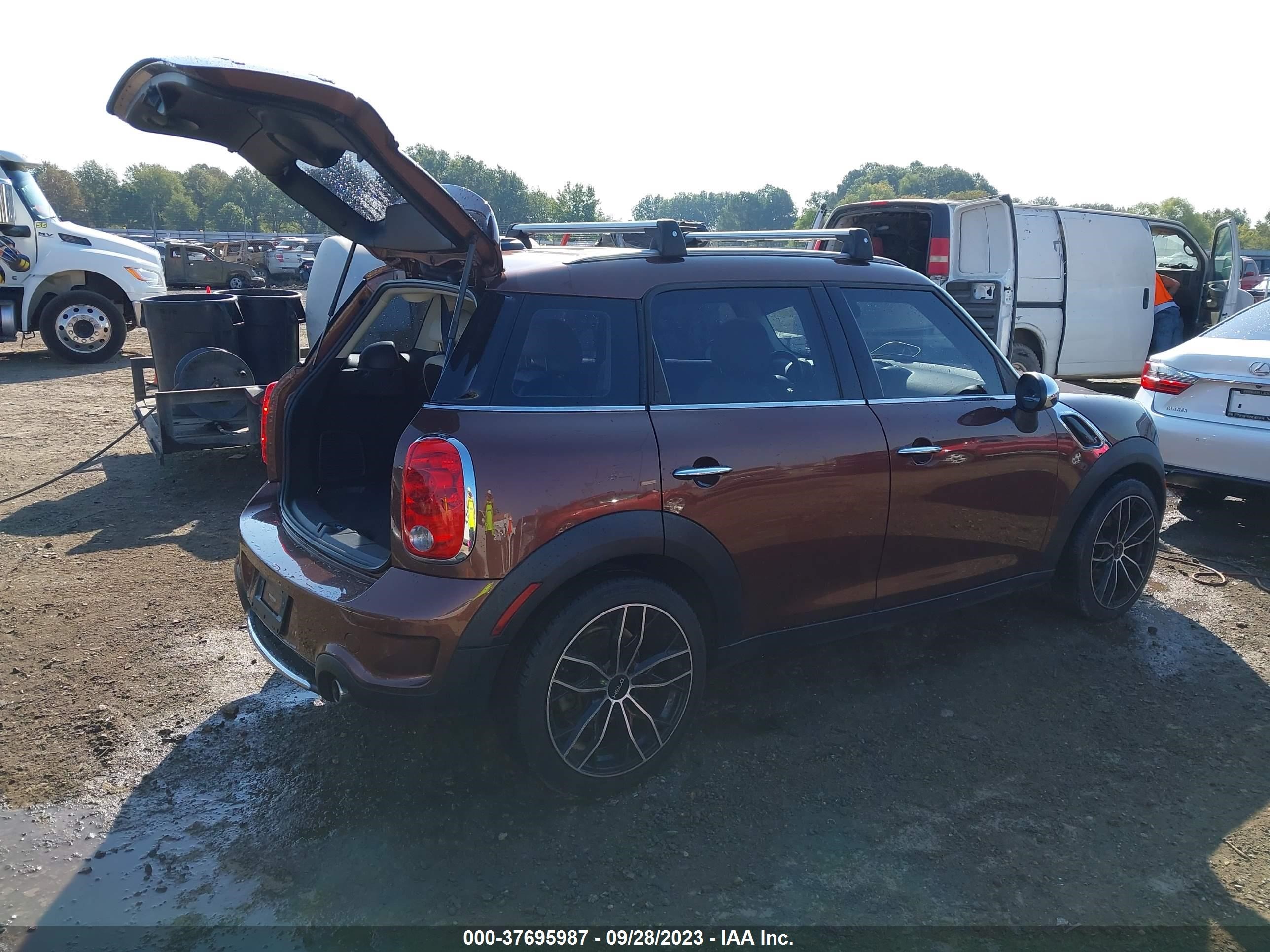 Photo 3 VIN: WMWZC3C53EWP29375 - MINI COUNTRYMAN 