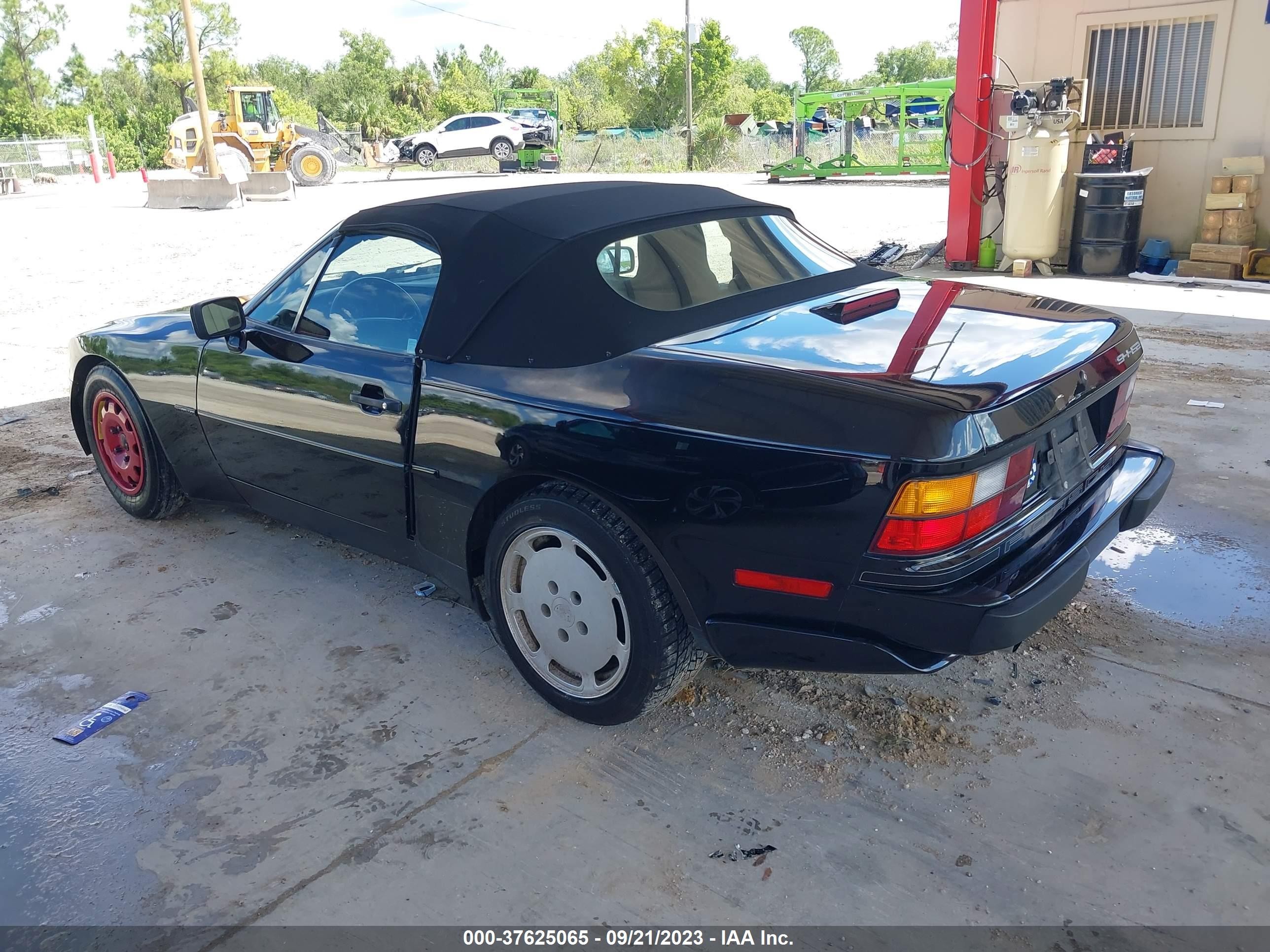 Photo 2 VIN: WP0CB2949LN481589 - PORSCHE 944 