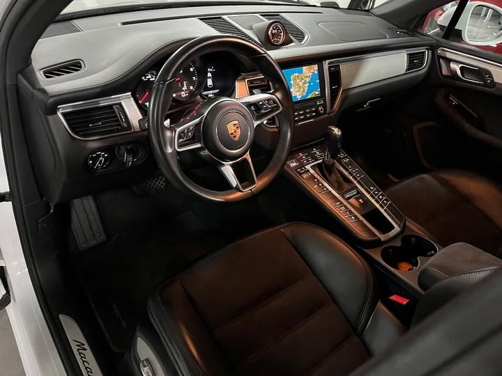 Photo 5 VIN: WP1ZZZ95ZJLB71060 - PORSCHE MACAN SUV 