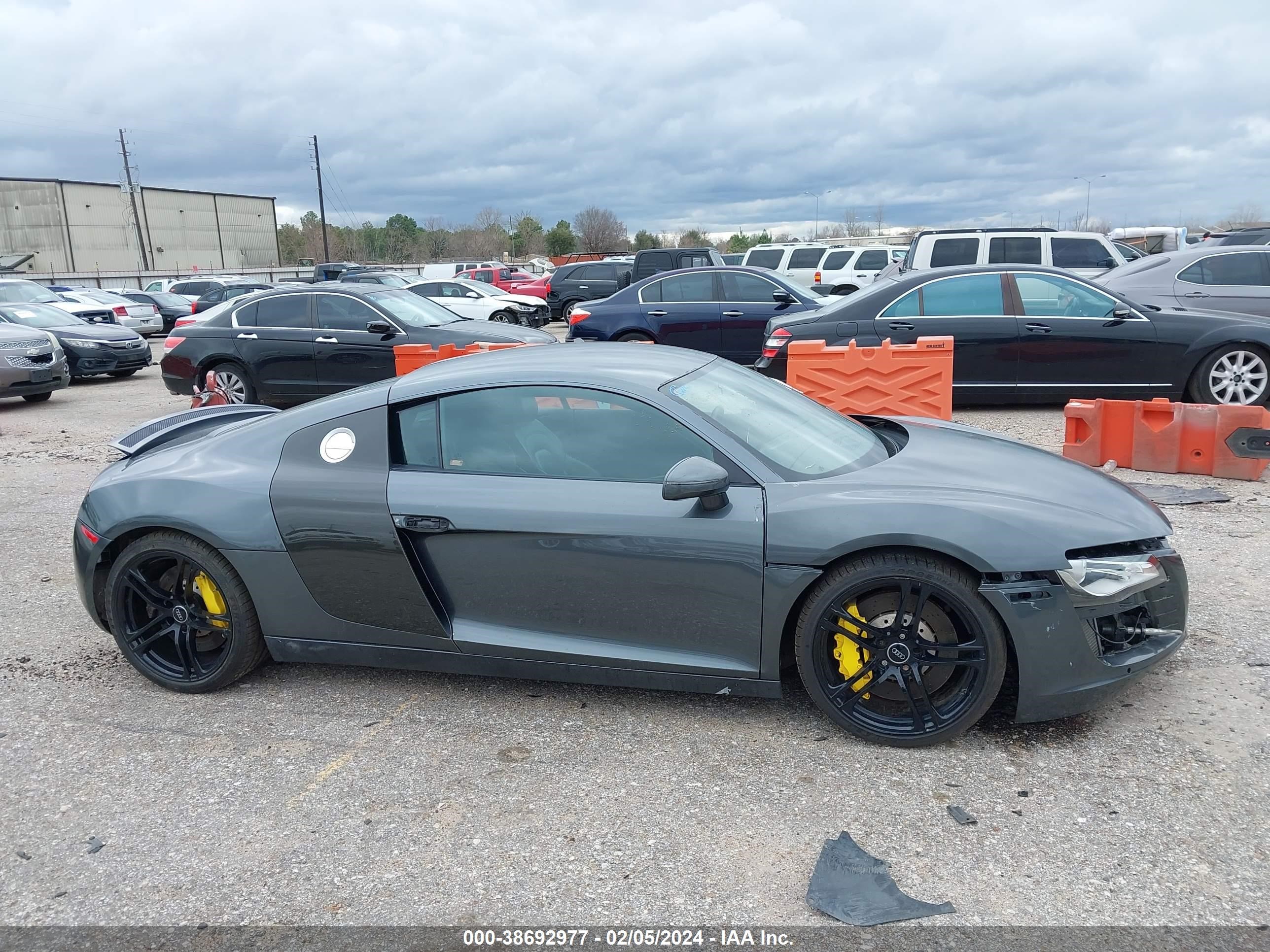 Photo 13 VIN: WUAAU34299N003942 - AUDI R8 