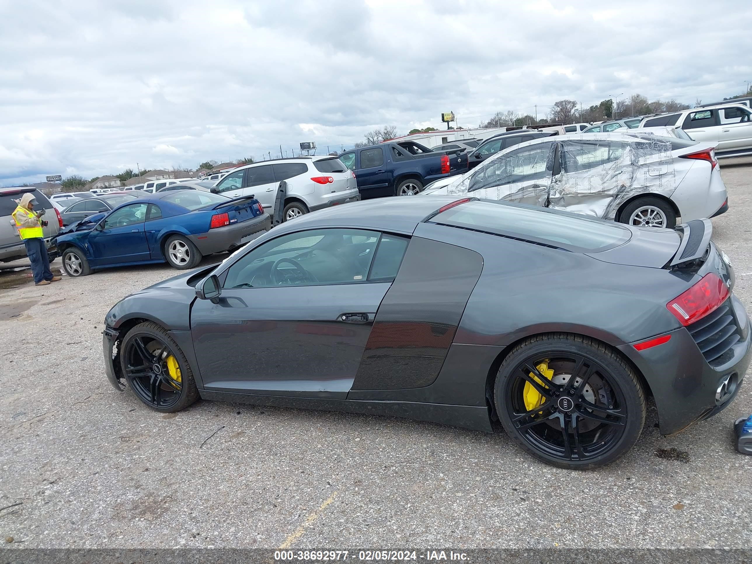 Photo 14 VIN: WUAAU34299N003942 - AUDI R8 