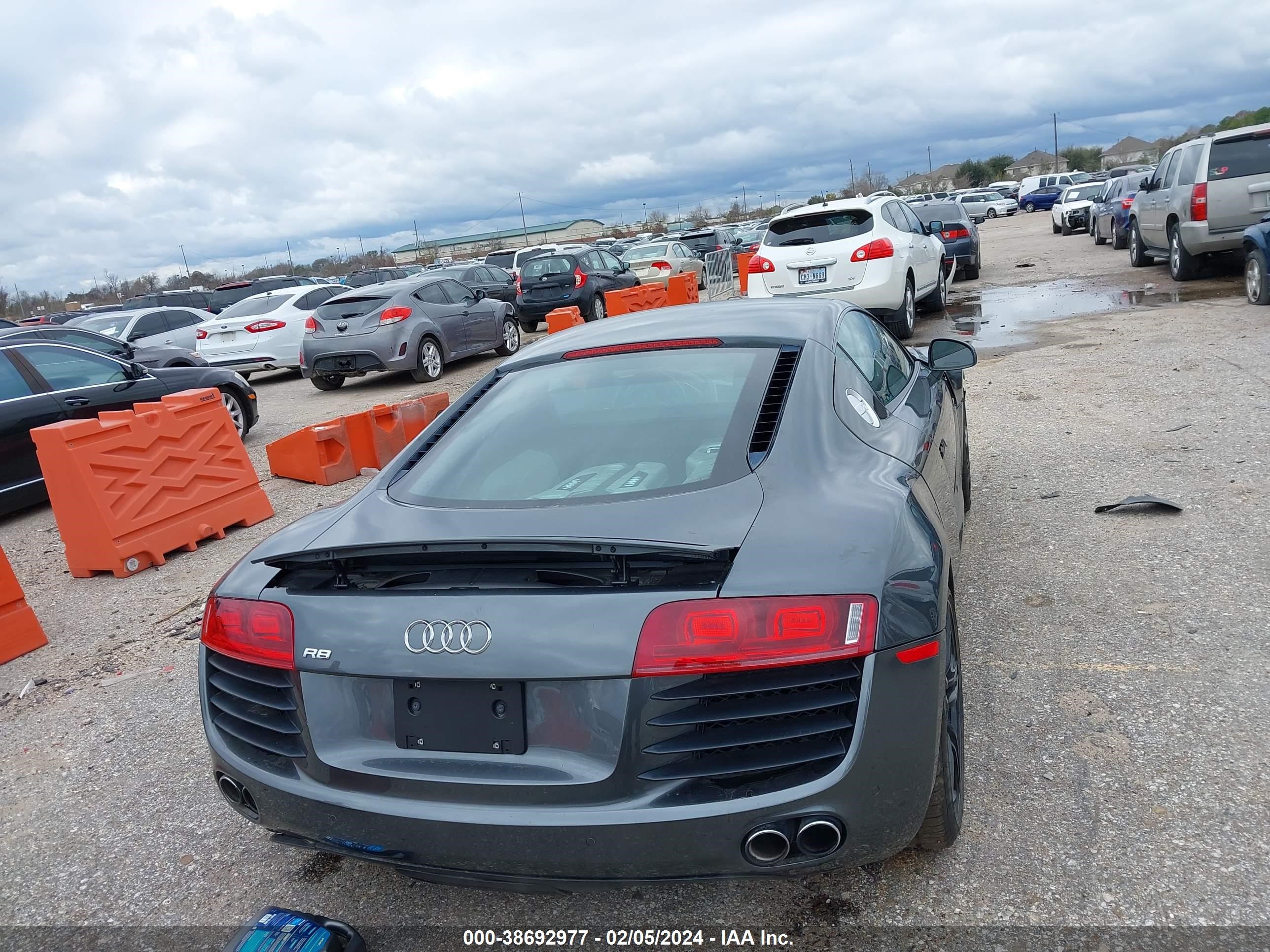 Photo 16 VIN: WUAAU34299N003942 - AUDI R8 