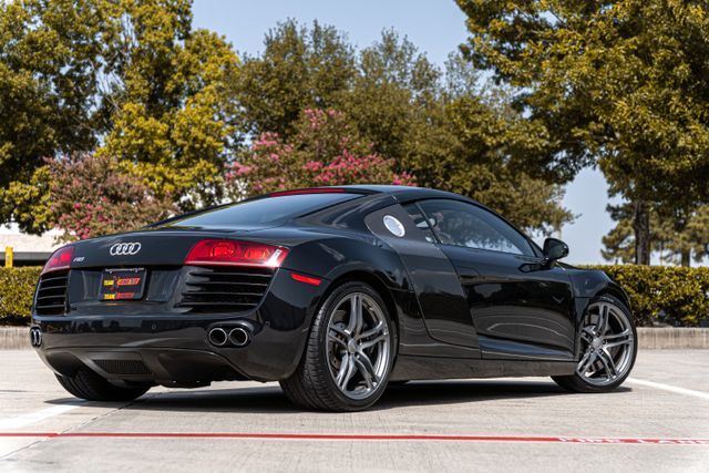 Photo 4 VIN: WUAAUAFG3BN001610 - AUDI R8 