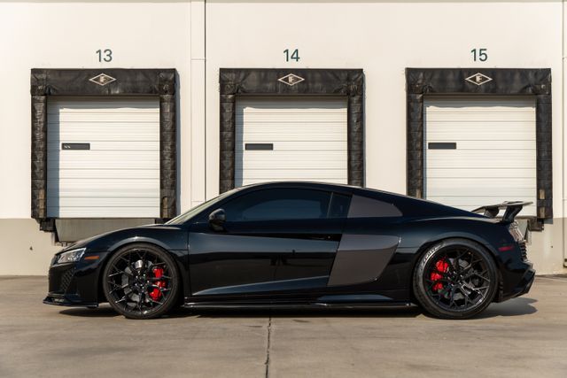 Photo 8 VIN: WUABAAFX2M7900401 - AUDI R8 COUPE 