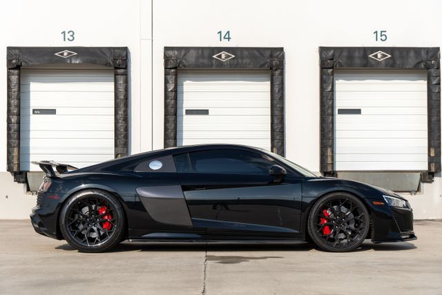 Photo 2 VIN: WUABAAFX2M7900401 - AUDI R8 COUPE 