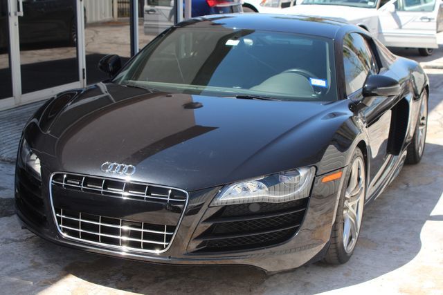 Photo 2 VIN: WUAENAFG4CN001079 - AUDI R8 