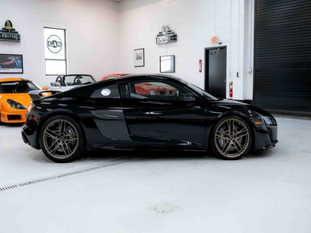 Photo 7 VIN: WUAKBAFX1L7900031 - AUDI R8 COUPE 