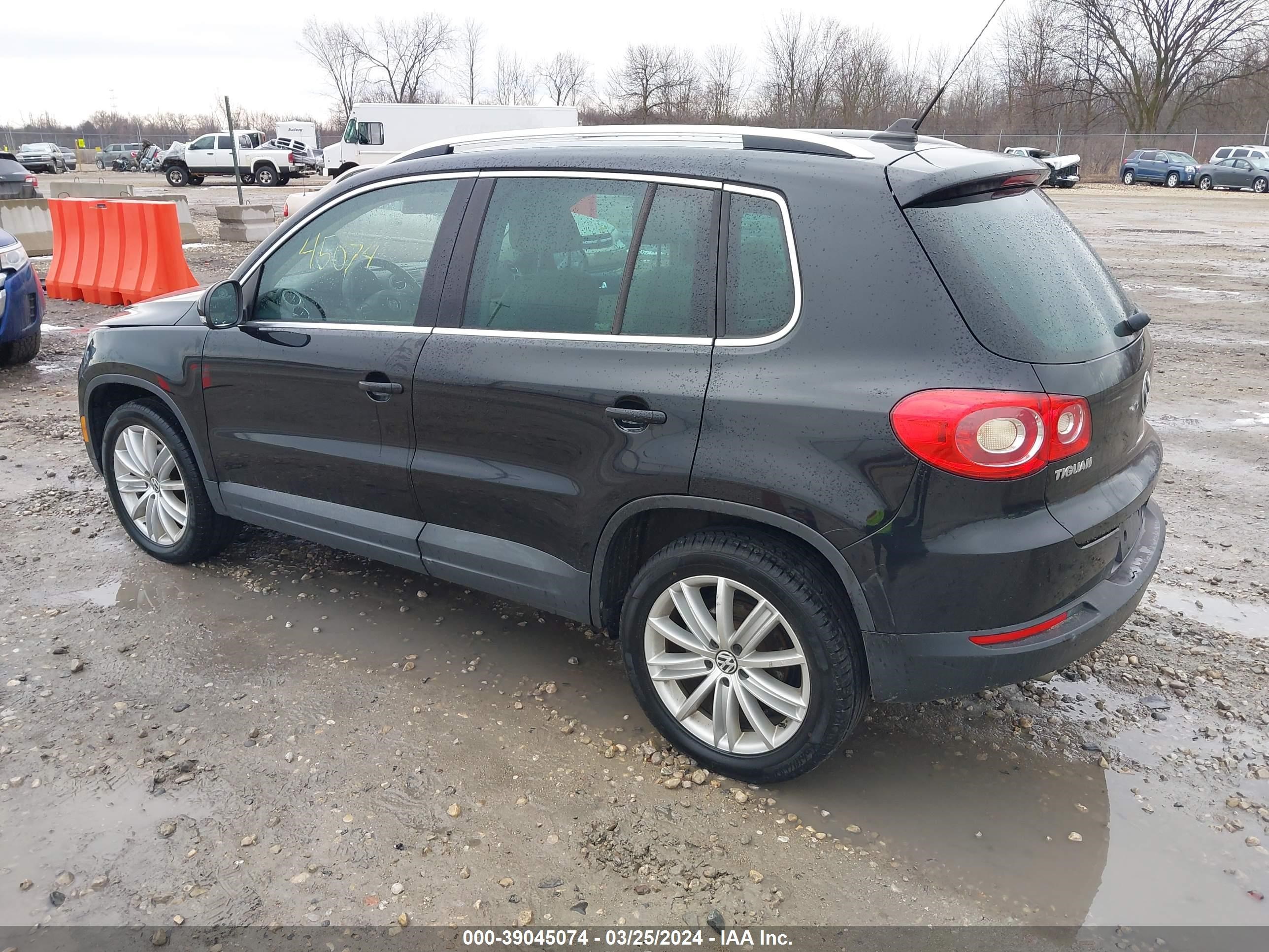 Photo 2 VIN: WVGAV7AX4BW521065 - VOLKSWAGEN TIGUAN 