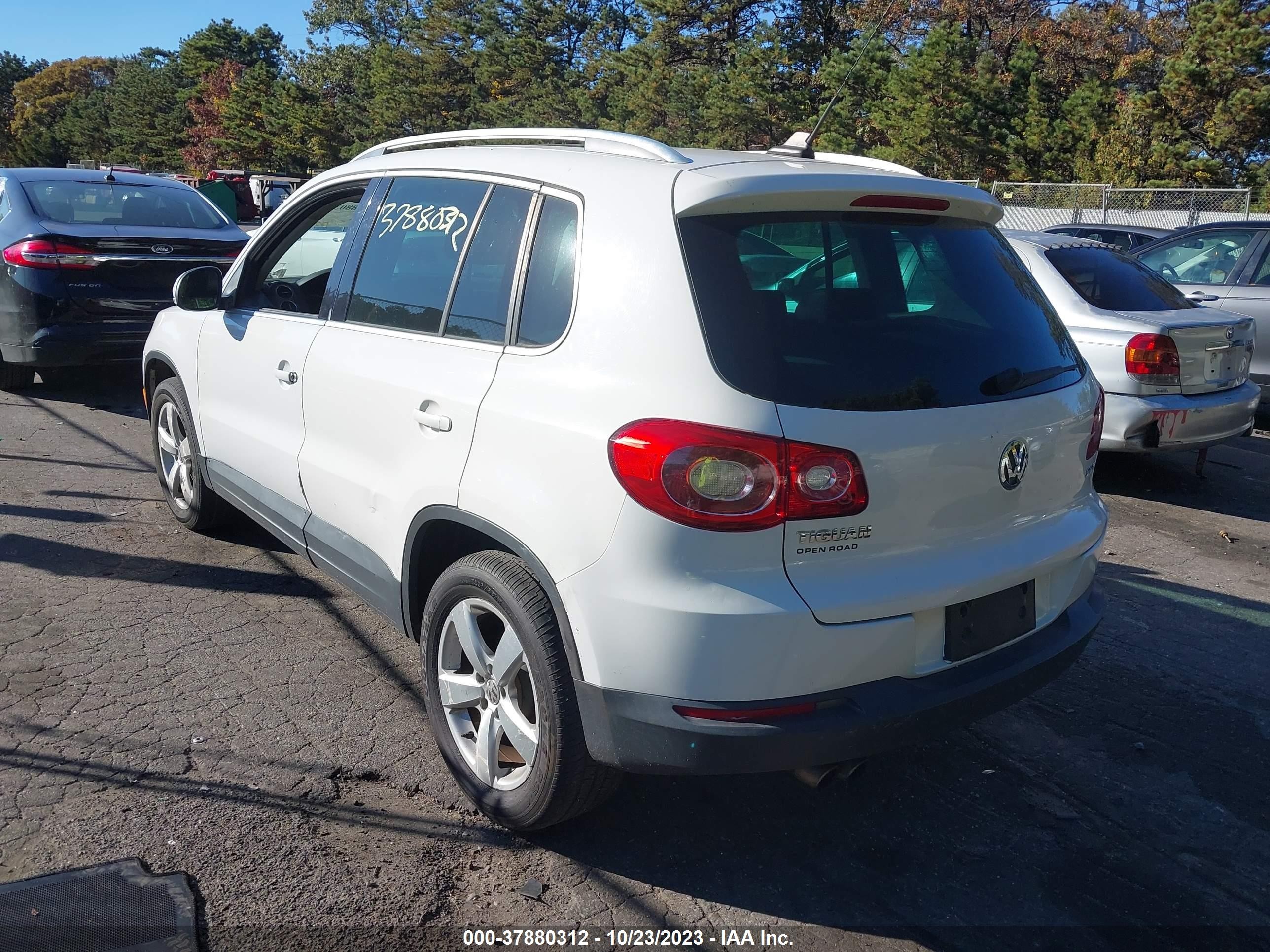 Photo 2 VIN: WVGAV7AX8AW516319 - VOLKSWAGEN TIGUAN 