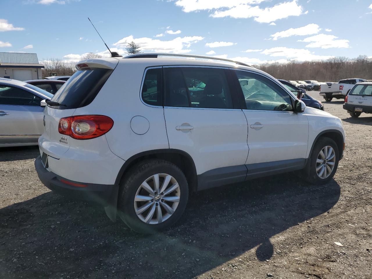 Photo 2 VIN: WVGBV7AX0BW561471 - VOLKSWAGEN TIGUAN 