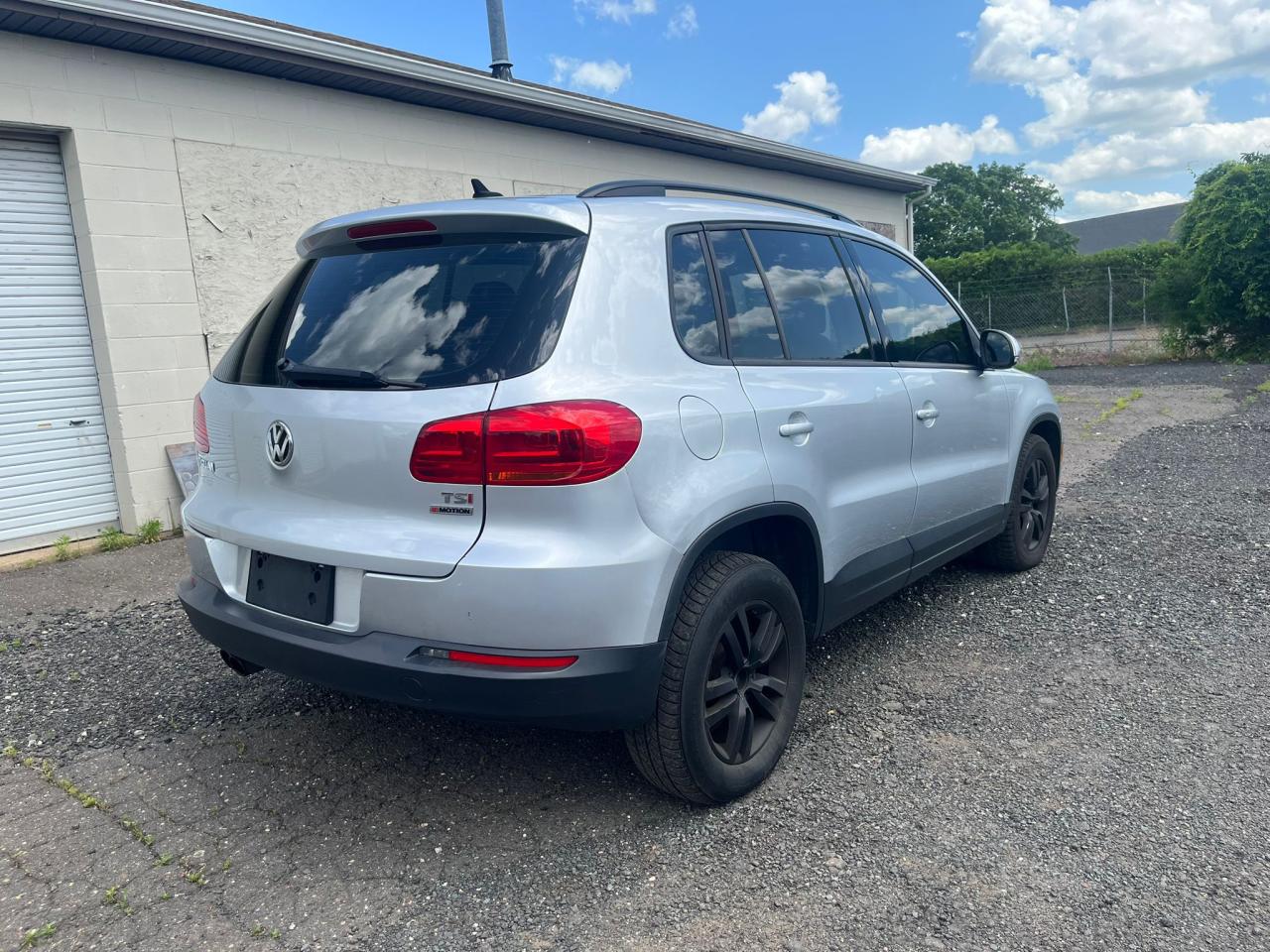 Photo 2 VIN: WVGBV7AX3HK013660 - VOLKSWAGEN TIGUAN 