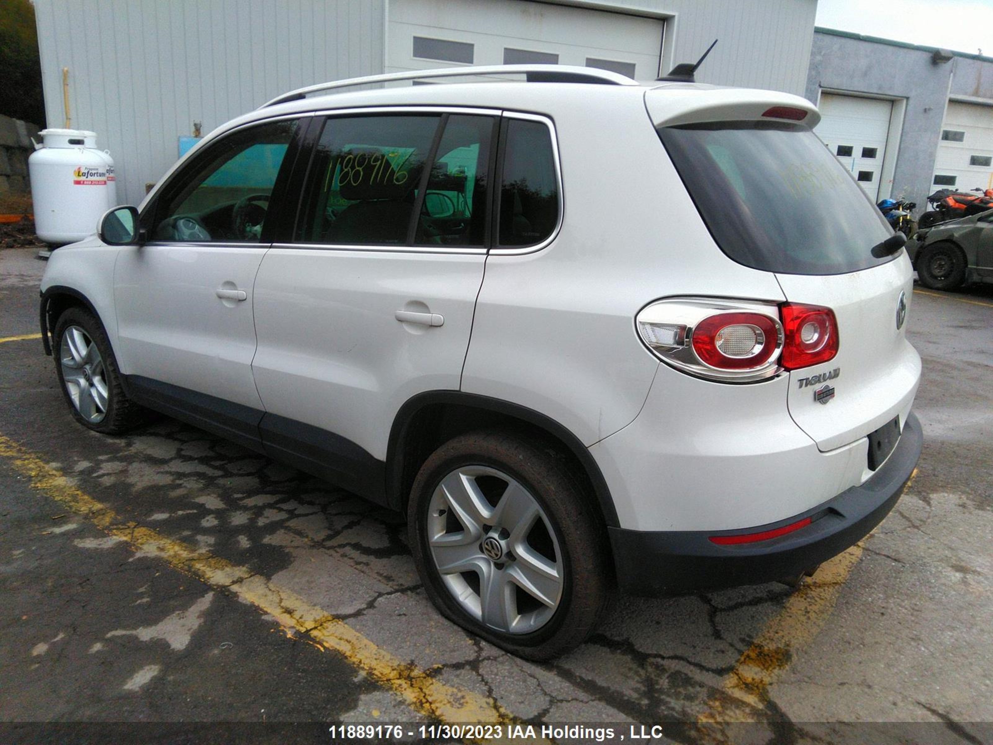 Photo 2 VIN: WVGBV7AX4BW519918 - VOLKSWAGEN TIGUAN 