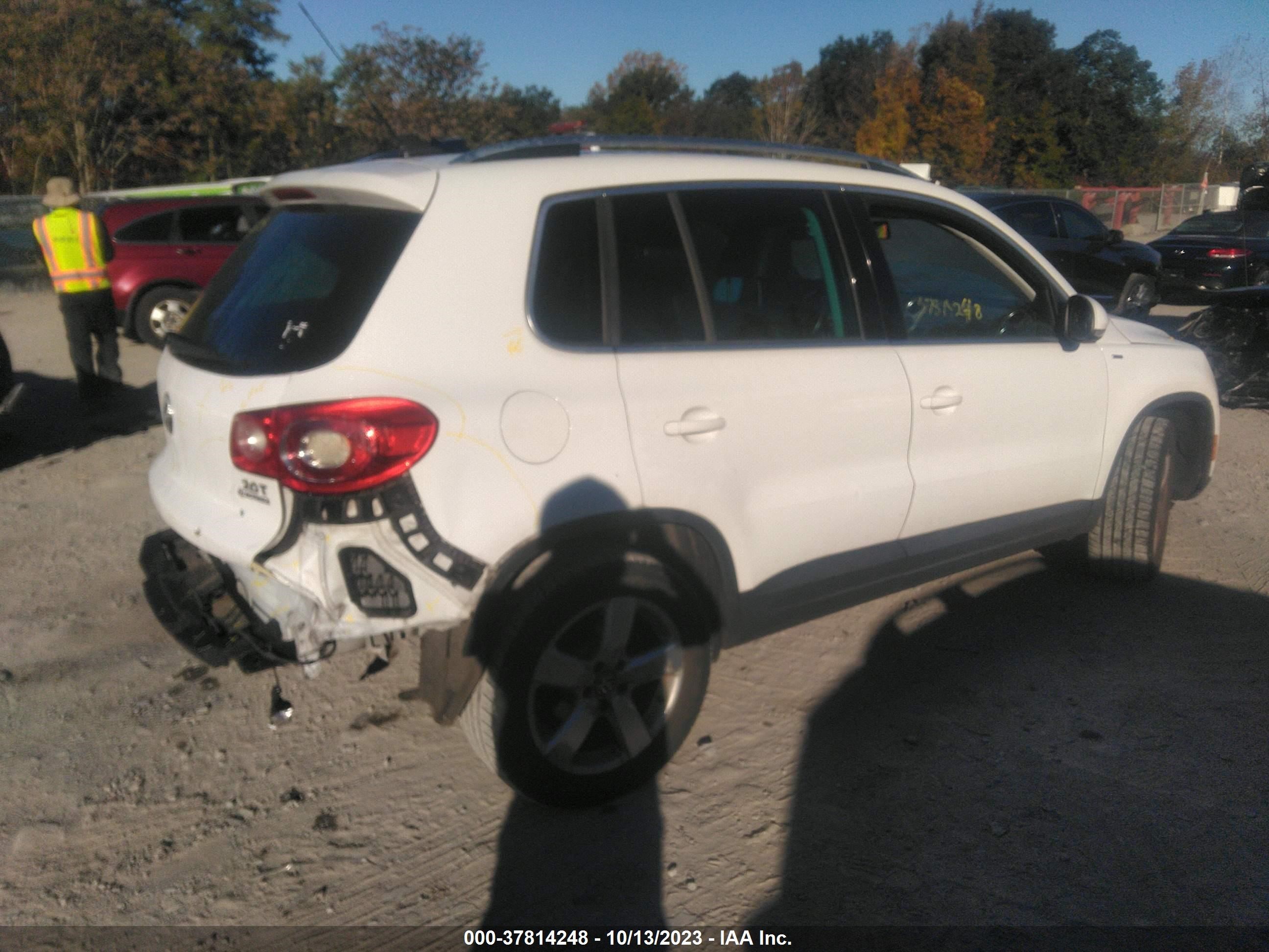 Photo 3 VIN: WVGBV7AX7AW524738 - VOLKSWAGEN TIGUAN 