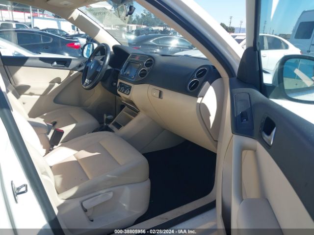 Photo 4 VIN: WVGBV7AX7AW528630 - VOLKSWAGEN TIGUAN 