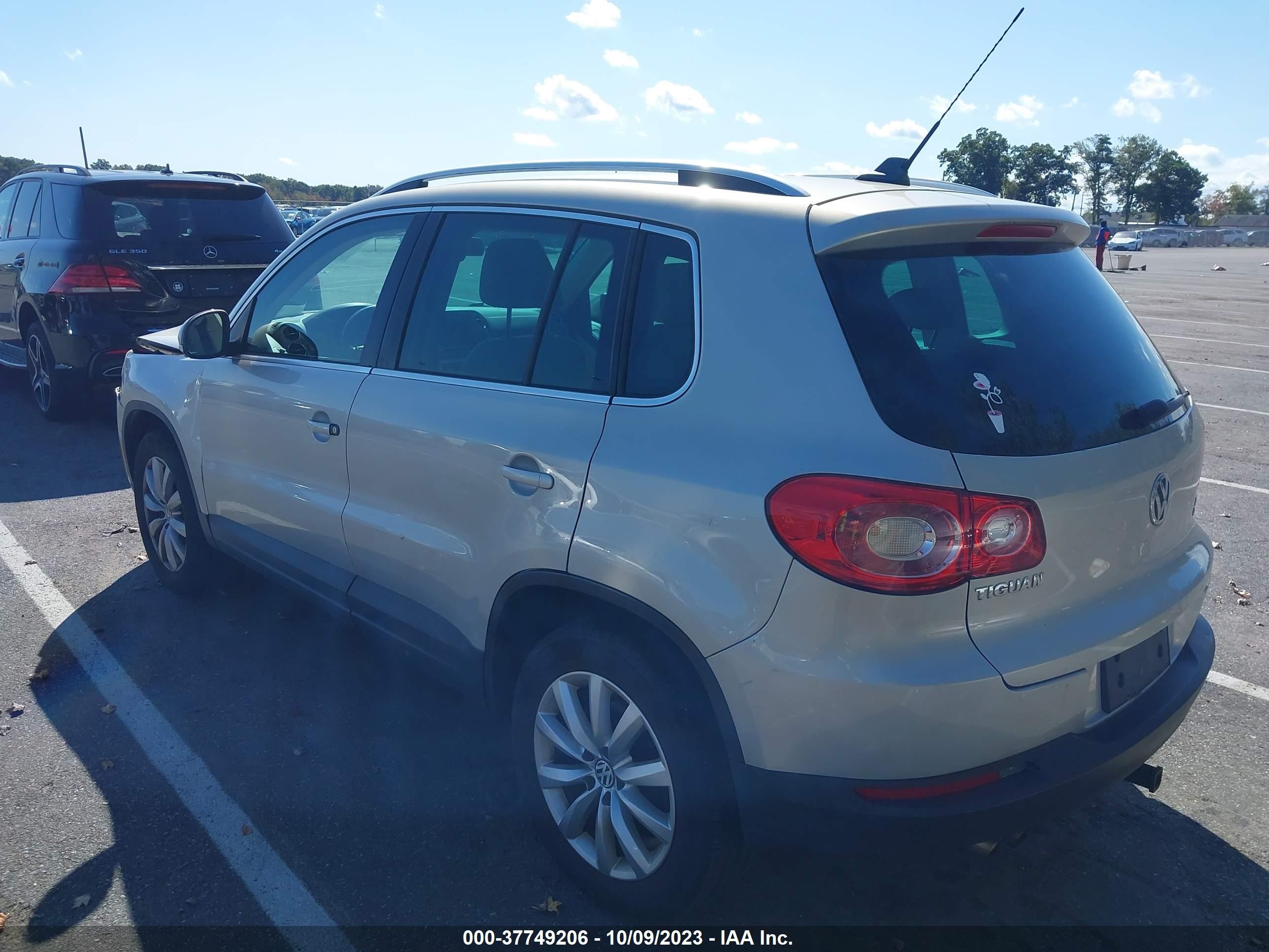 Photo 2 VIN: WVGBV7AX8BW516844 - VOLKSWAGEN TIGUAN 