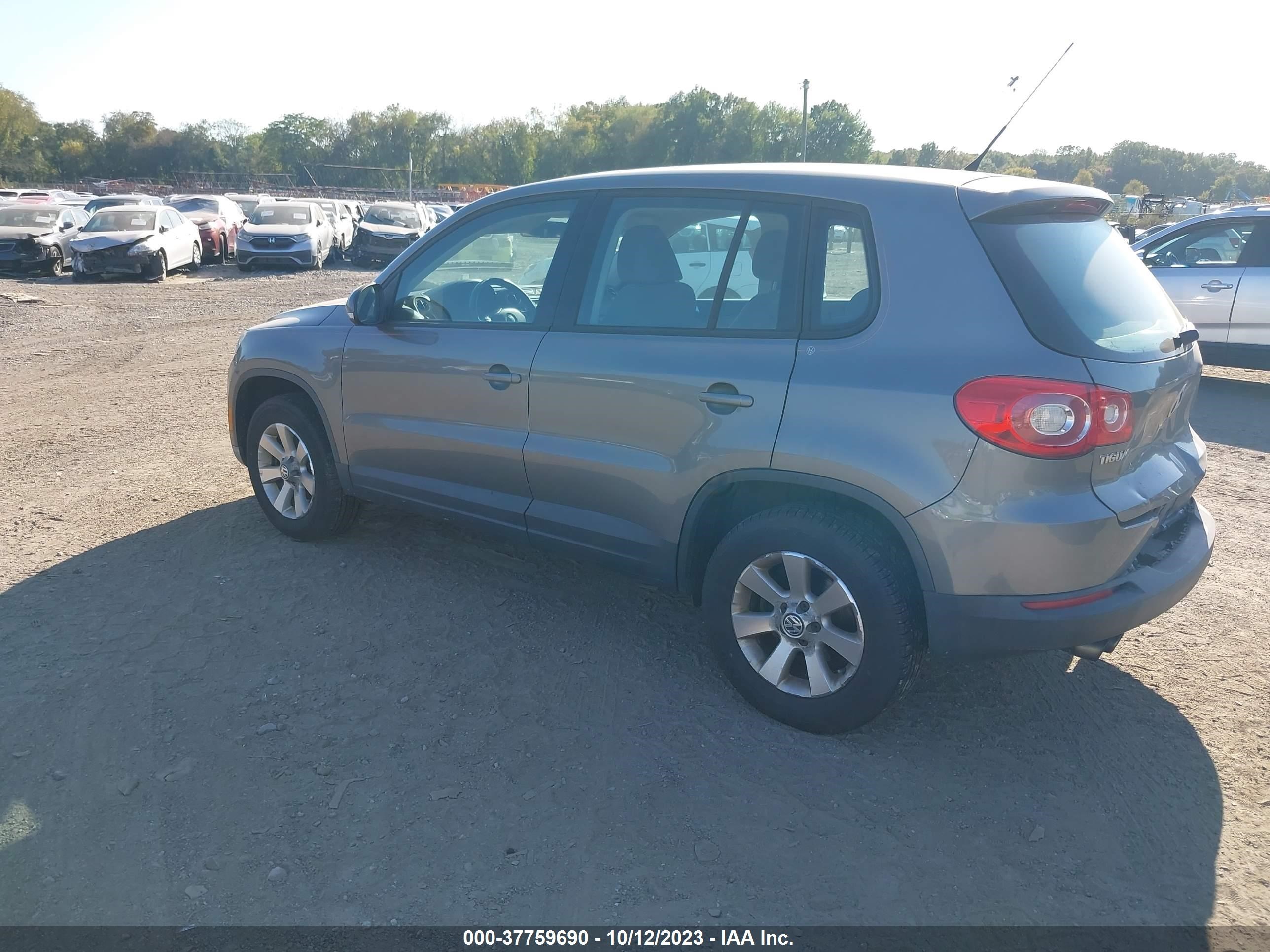 Photo 2 VIN: WVGBV7AXXAW532316 - VOLKSWAGEN TIGUAN 