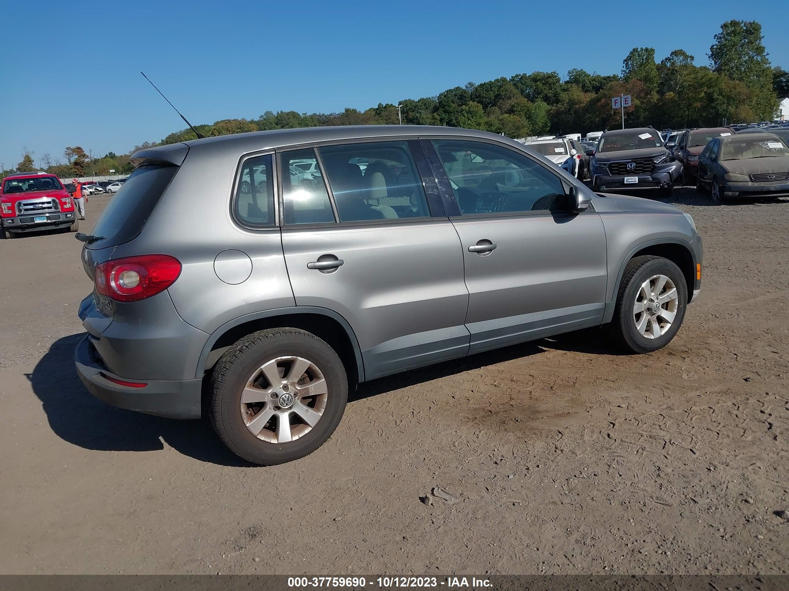 Photo 3 VIN: WVGBV7AXXAW532316 - VOLKSWAGEN TIGUAN 