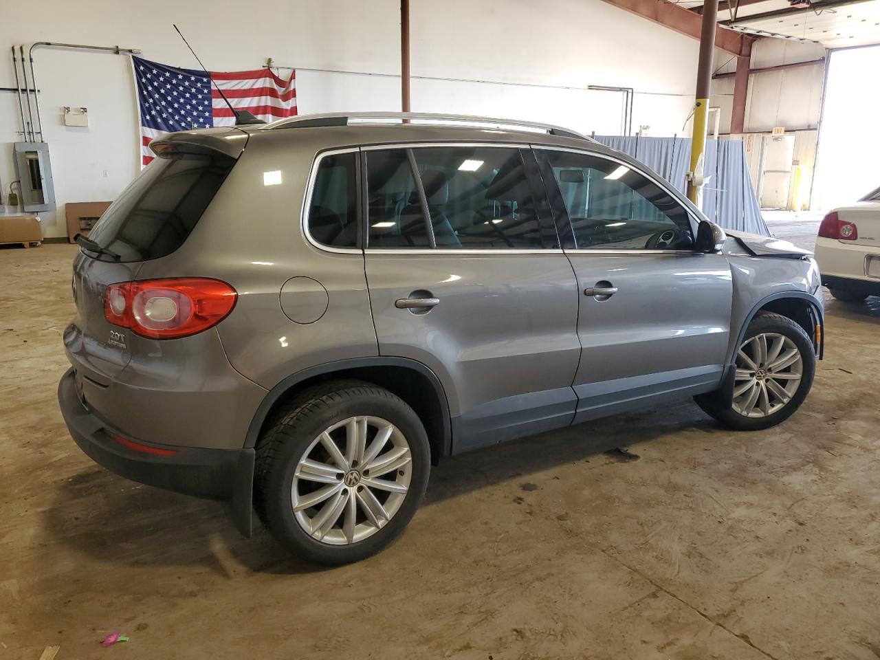 Photo 2 VIN: WVGBV7AXXBW560389 - VOLKSWAGEN TIGUAN 