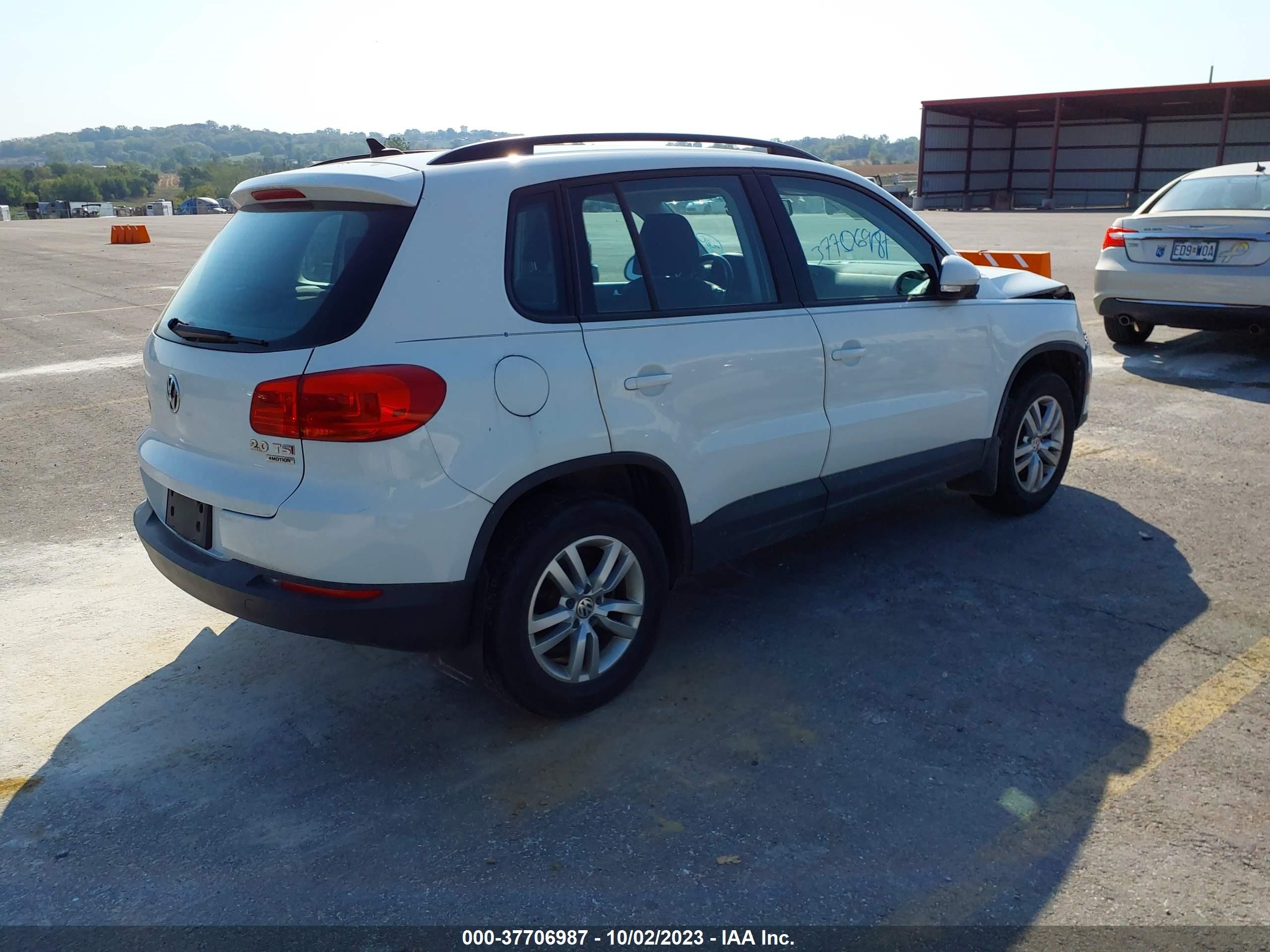 Photo 3 VIN: WVGBV7AXXFW561077 - VOLKSWAGEN TIGUAN 