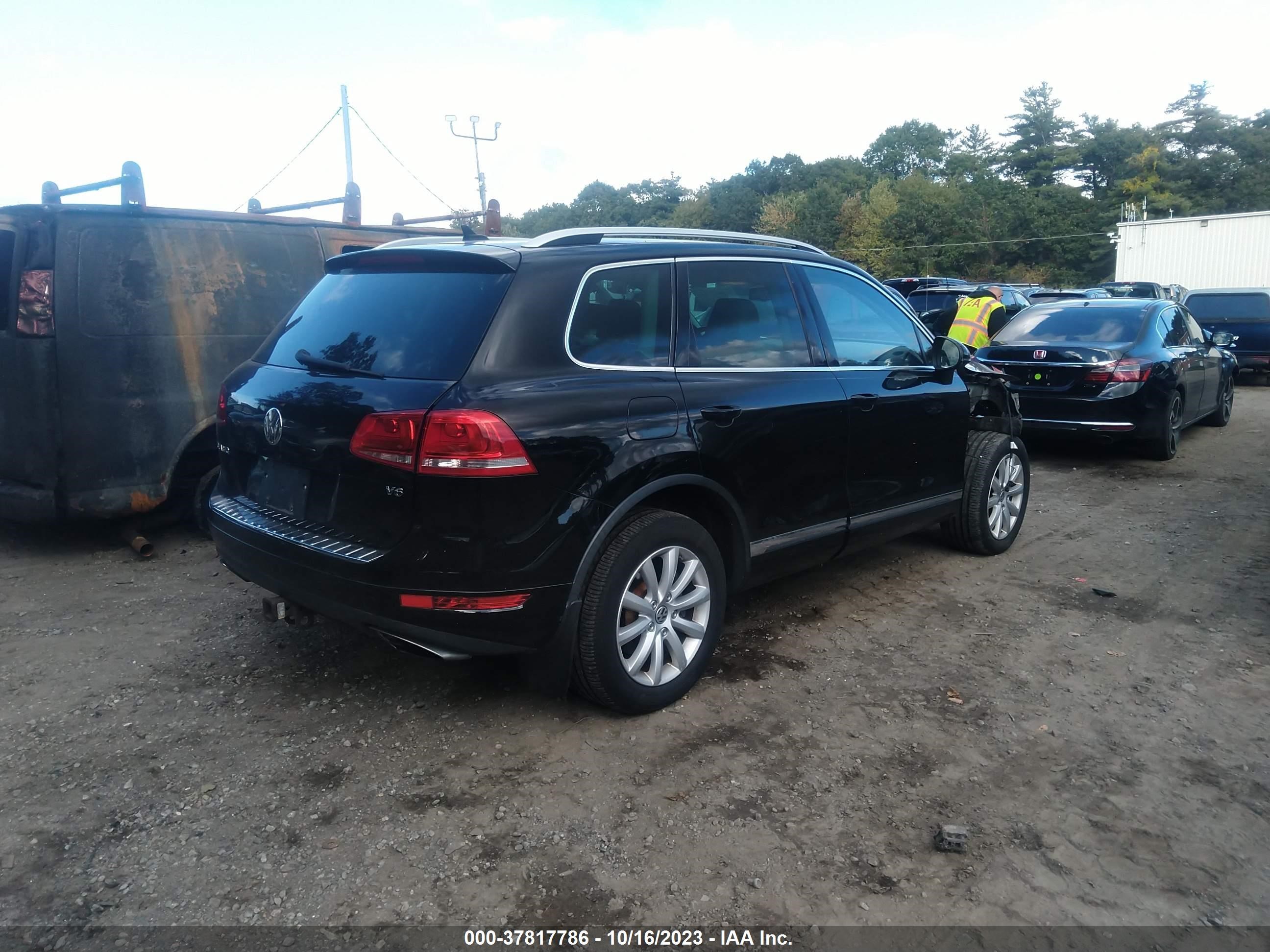 Photo 3 VIN: WVGFF9BP1BD000698 - VOLKSWAGEN TOUAREG 