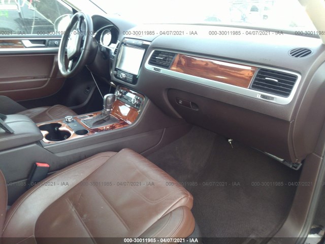 Photo 4 VIN: WVGFF9BP3BD003957 - VOLKSWAGEN TOUAREG 