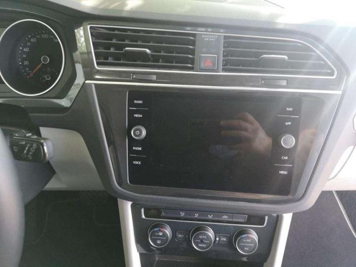 Photo 3 VIN: WVGZZZ5NZJW372789 - VOLKSWAGEN TIGUAN 