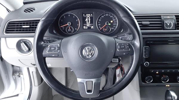 Photo 13 VIN: WVWBR7235FC001443 - VOLKSWAGEN PASSAT 