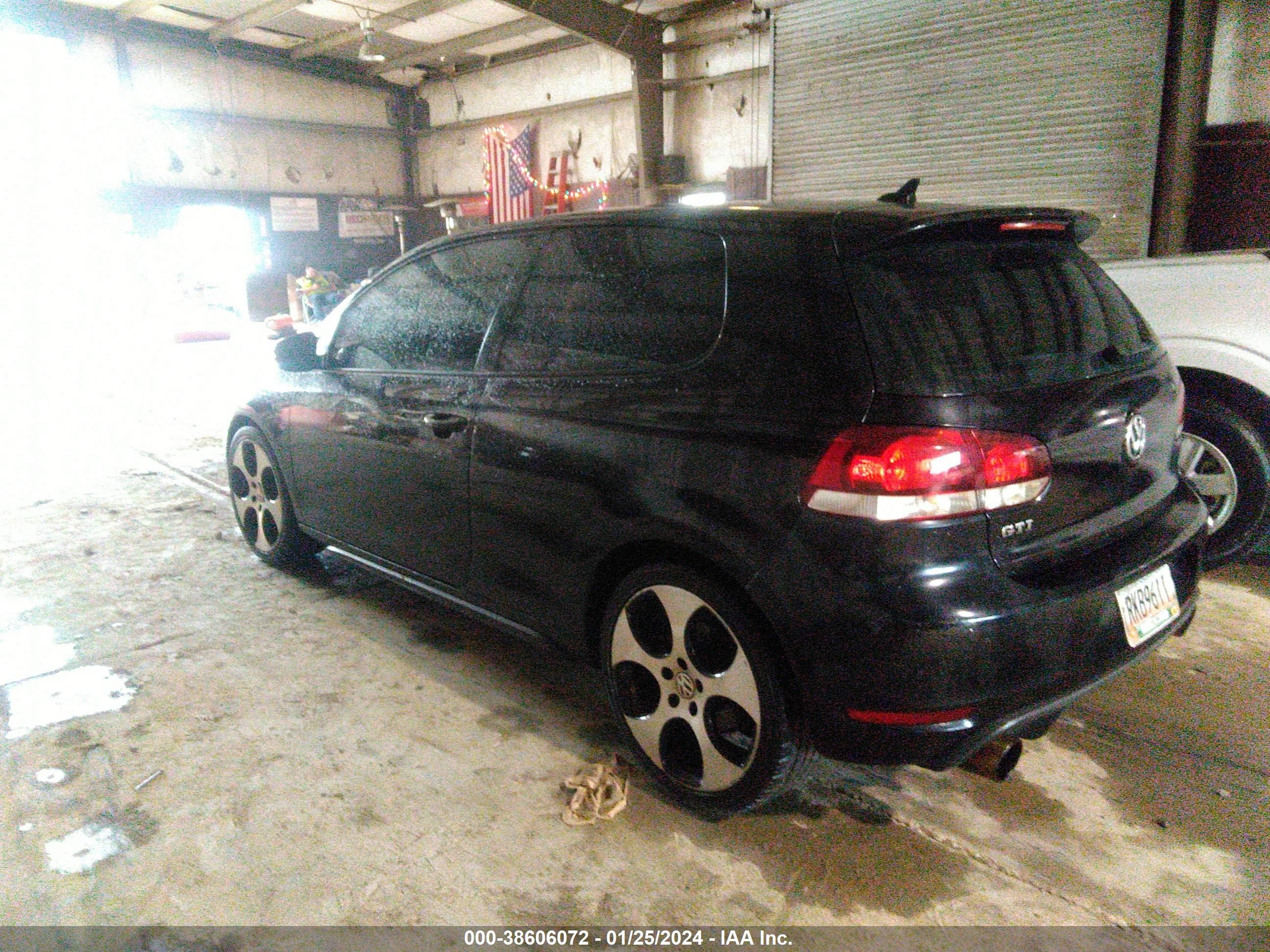 Photo 2 VIN: WVWED7AJ2CW344215 - VOLKSWAGEN GTI 