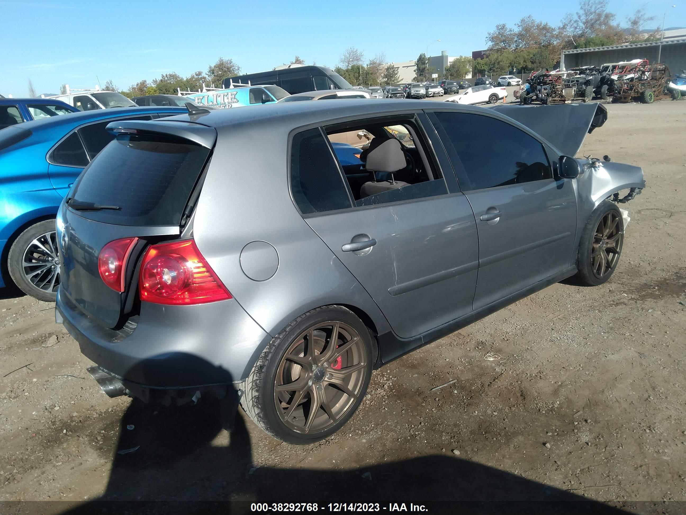 Photo 3 VIN: WVWHD71K59W137171 - VOLKSWAGEN GTI 