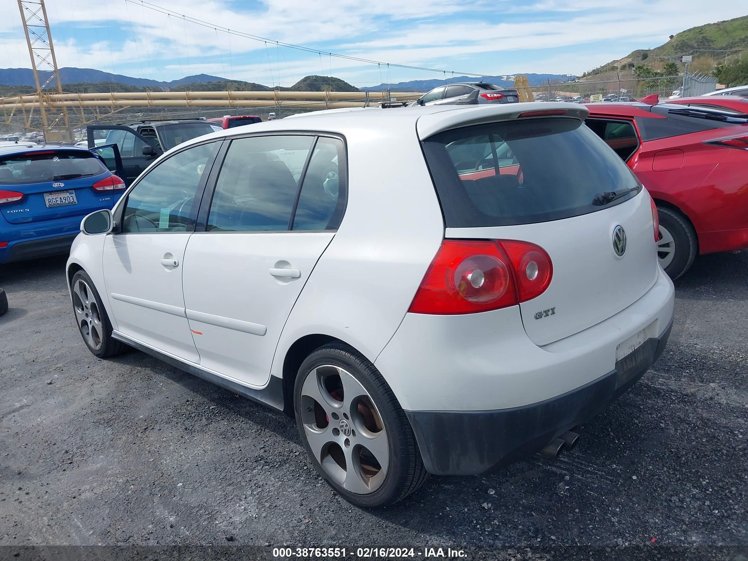 Photo 2 VIN: WVWHV71K37W013684 - VOLKSWAGEN GTI 