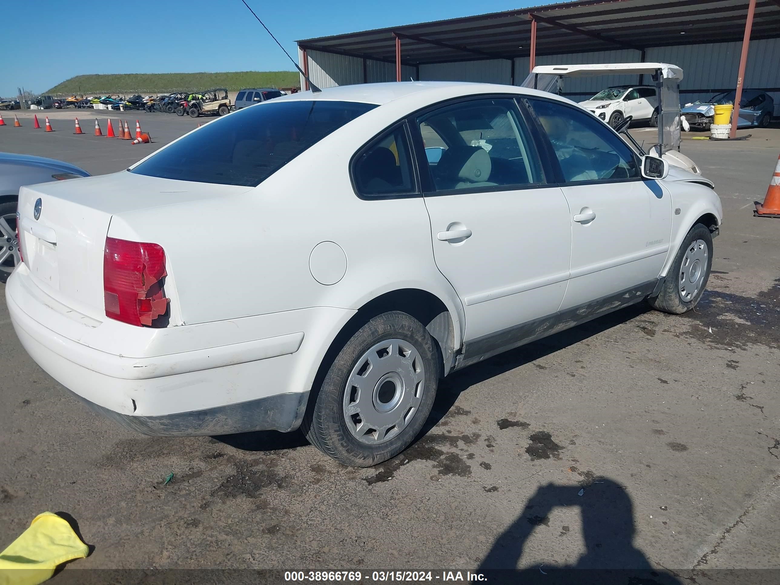 Photo 3 VIN: WVWMA23B3YP348692 - VOLKSWAGEN PASSAT 