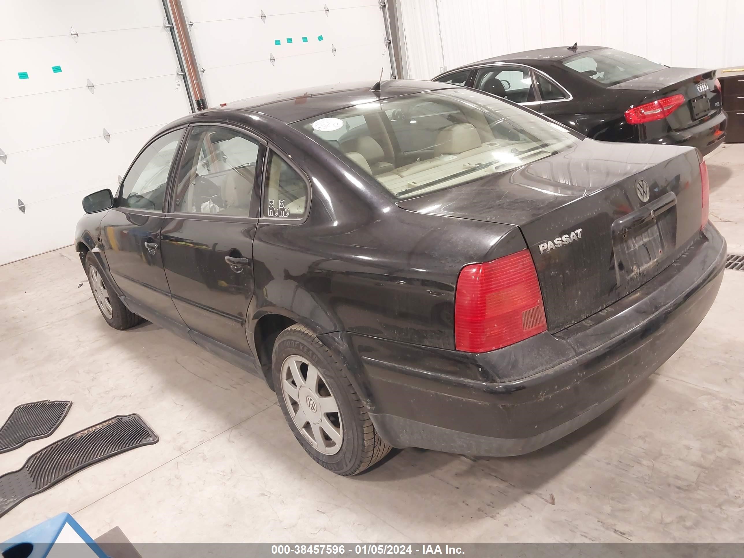 Photo 2 VIN: WVWMA23B7YP168292 - VOLKSWAGEN PASSAT 