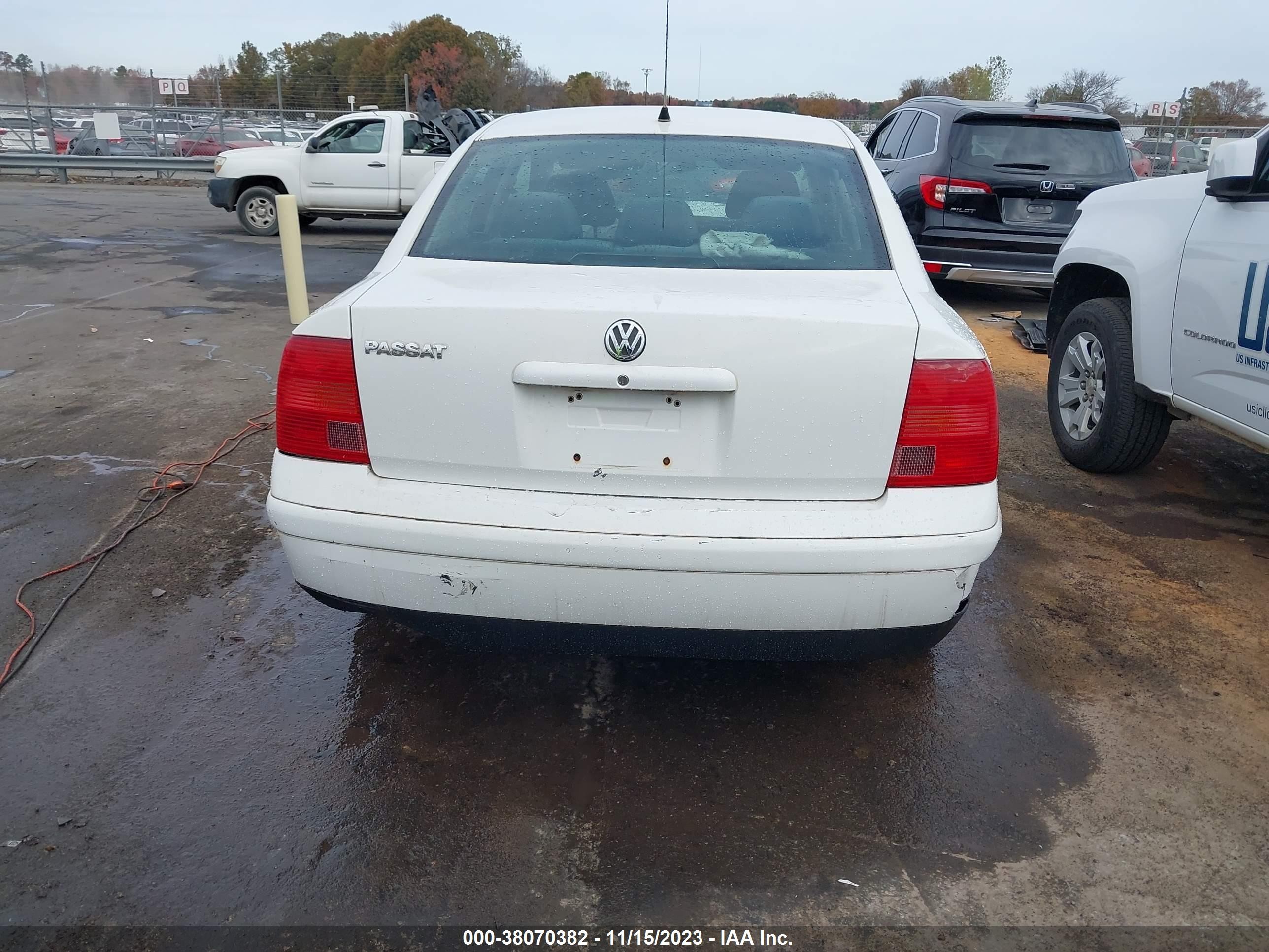 Photo 15 VIN: WVWMA23B8YE371994 - VOLKSWAGEN PASSAT 