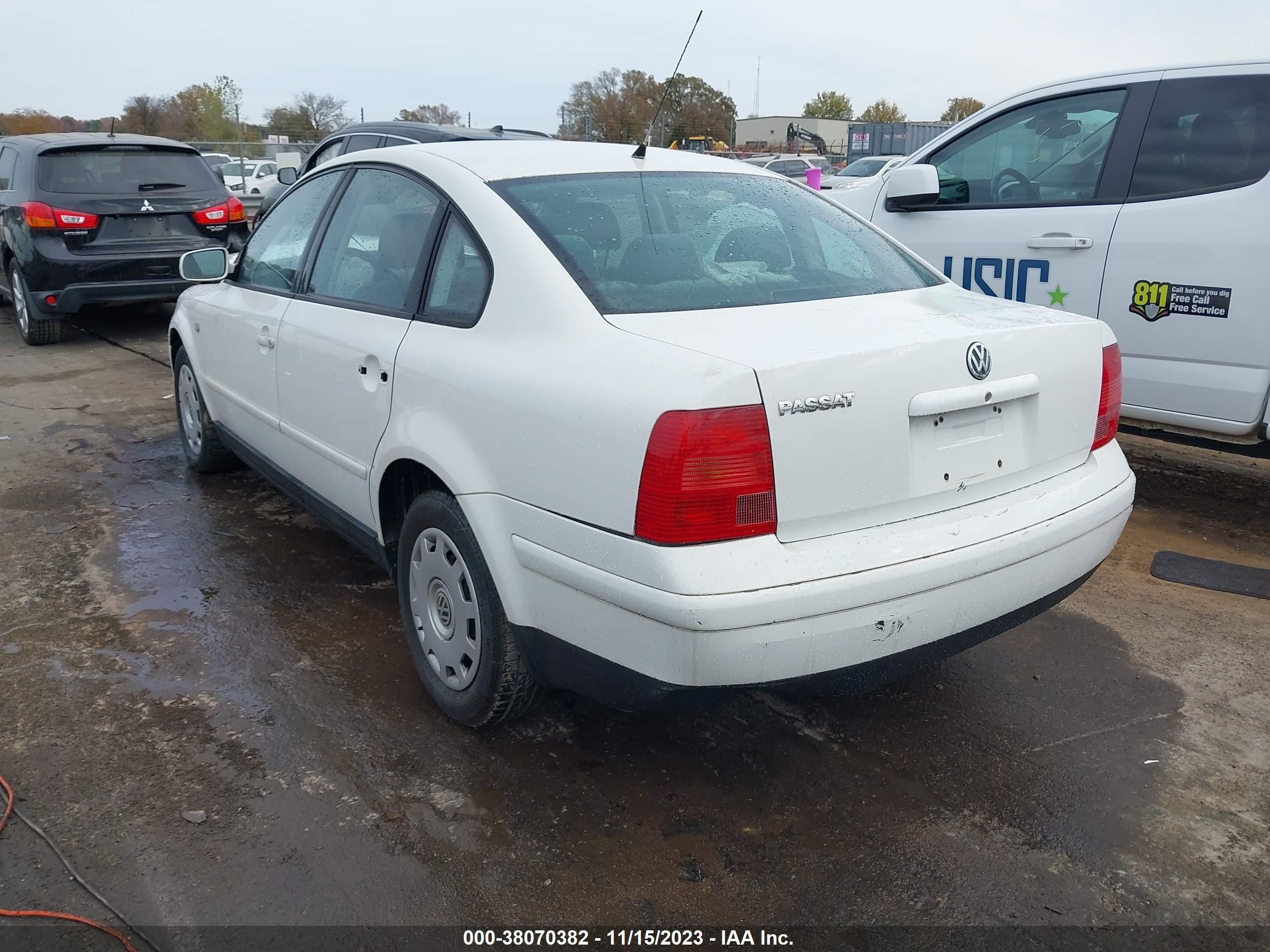 Photo 2 VIN: WVWMA23B8YE371994 - VOLKSWAGEN PASSAT 