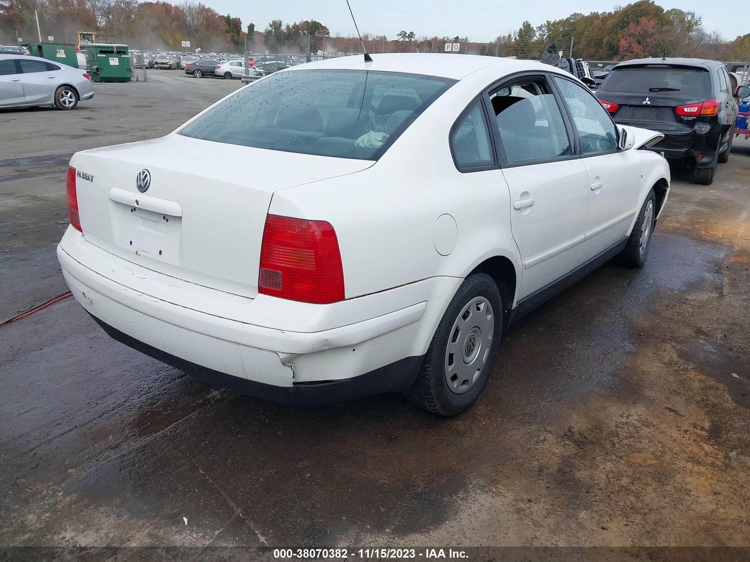 Photo 3 VIN: WVWMA23B8YE371994 - VOLKSWAGEN PASSAT 