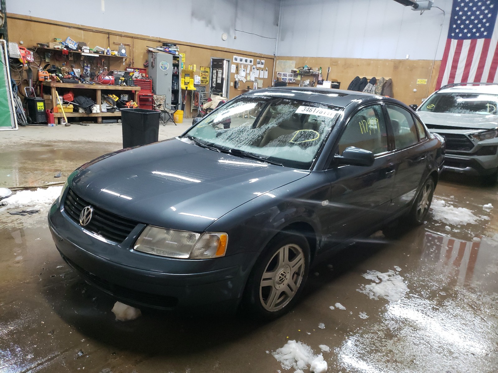 Photo 1 VIN: WVWPD23B6YP347704 - VOLKSWAGEN PASSAT 