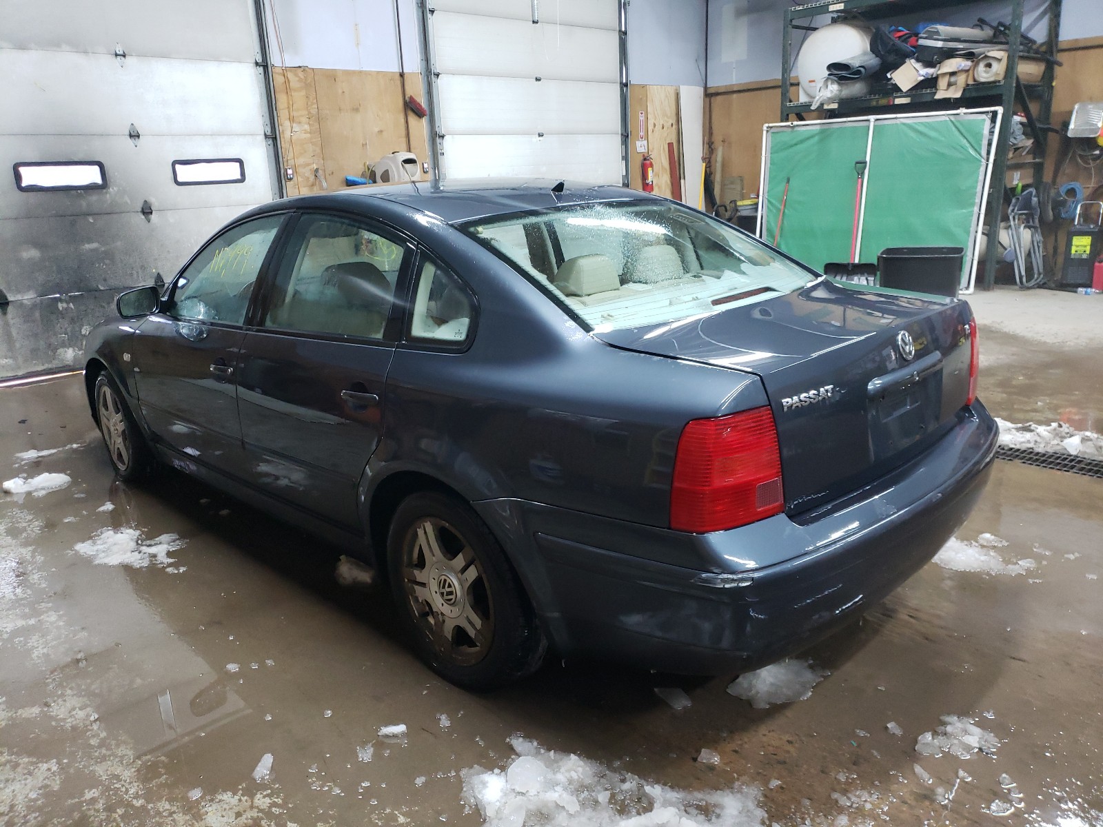 Photo 2 VIN: WVWPD23B6YP347704 - VOLKSWAGEN PASSAT 