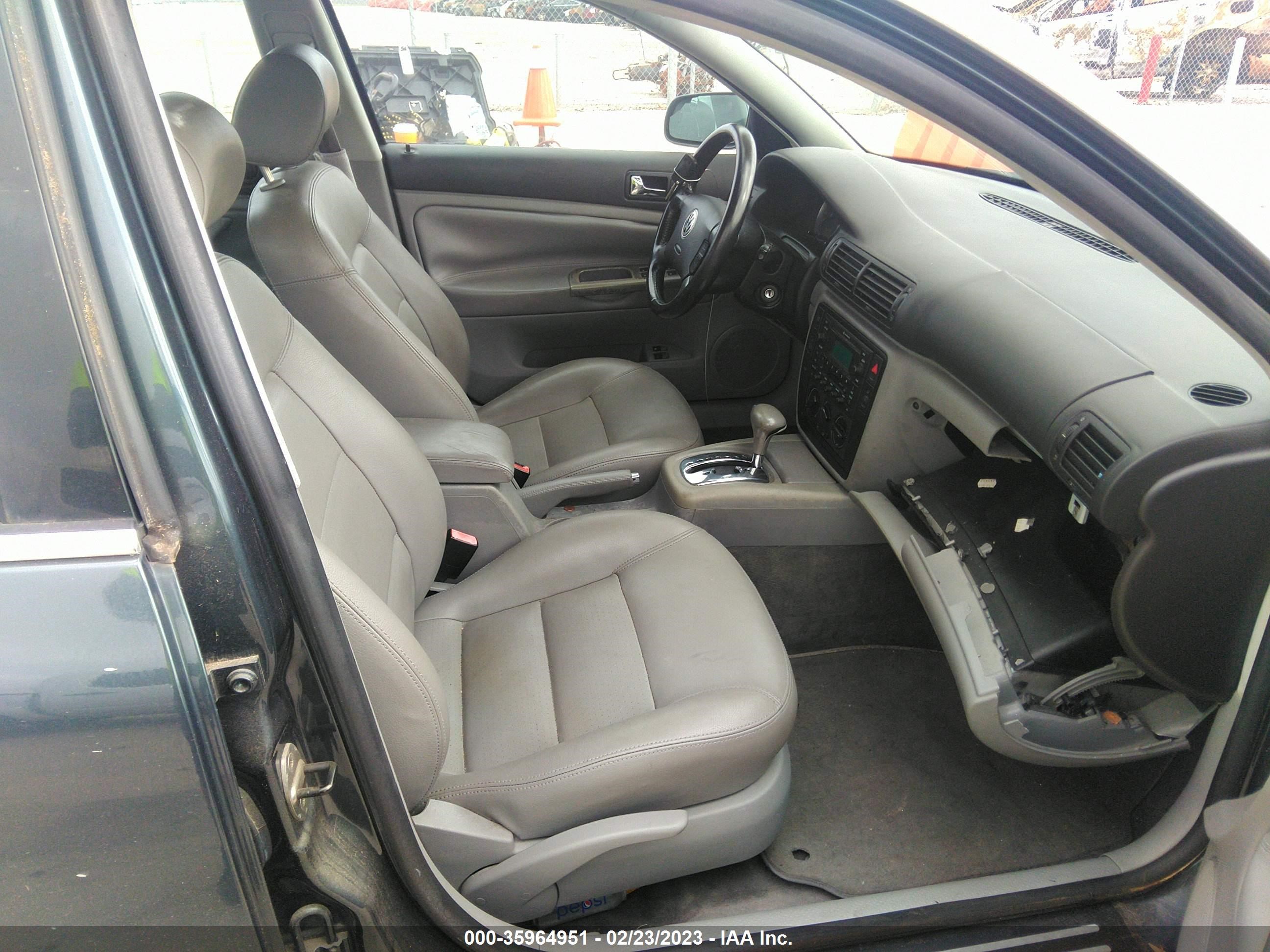 Photo 4 VIN: WVWVD63B83E016528 - VOLKSWAGEN PASSAT 