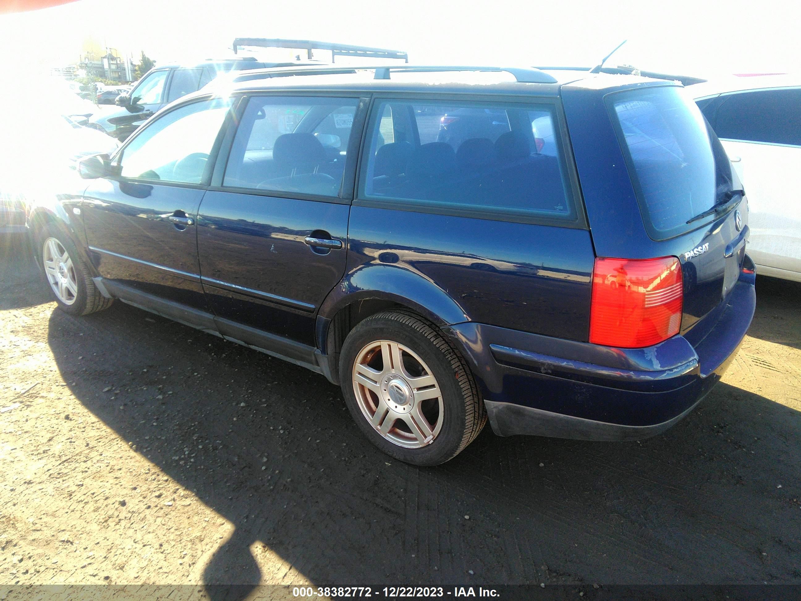 Photo 2 VIN: WVWWH23B0YE396389 - VOLKSWAGEN PASSAT 