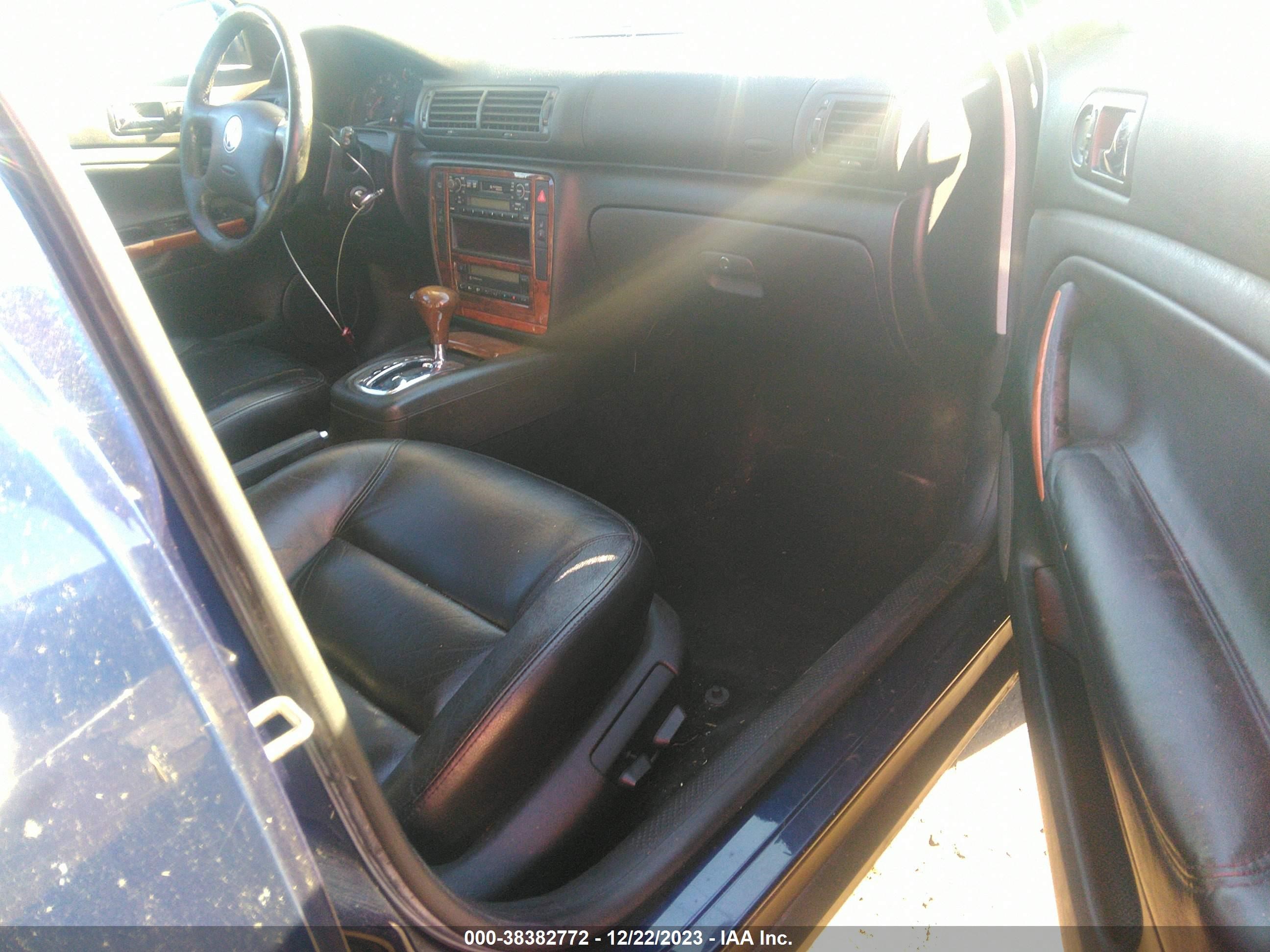 Photo 4 VIN: WVWWH23B0YE396389 - VOLKSWAGEN PASSAT 